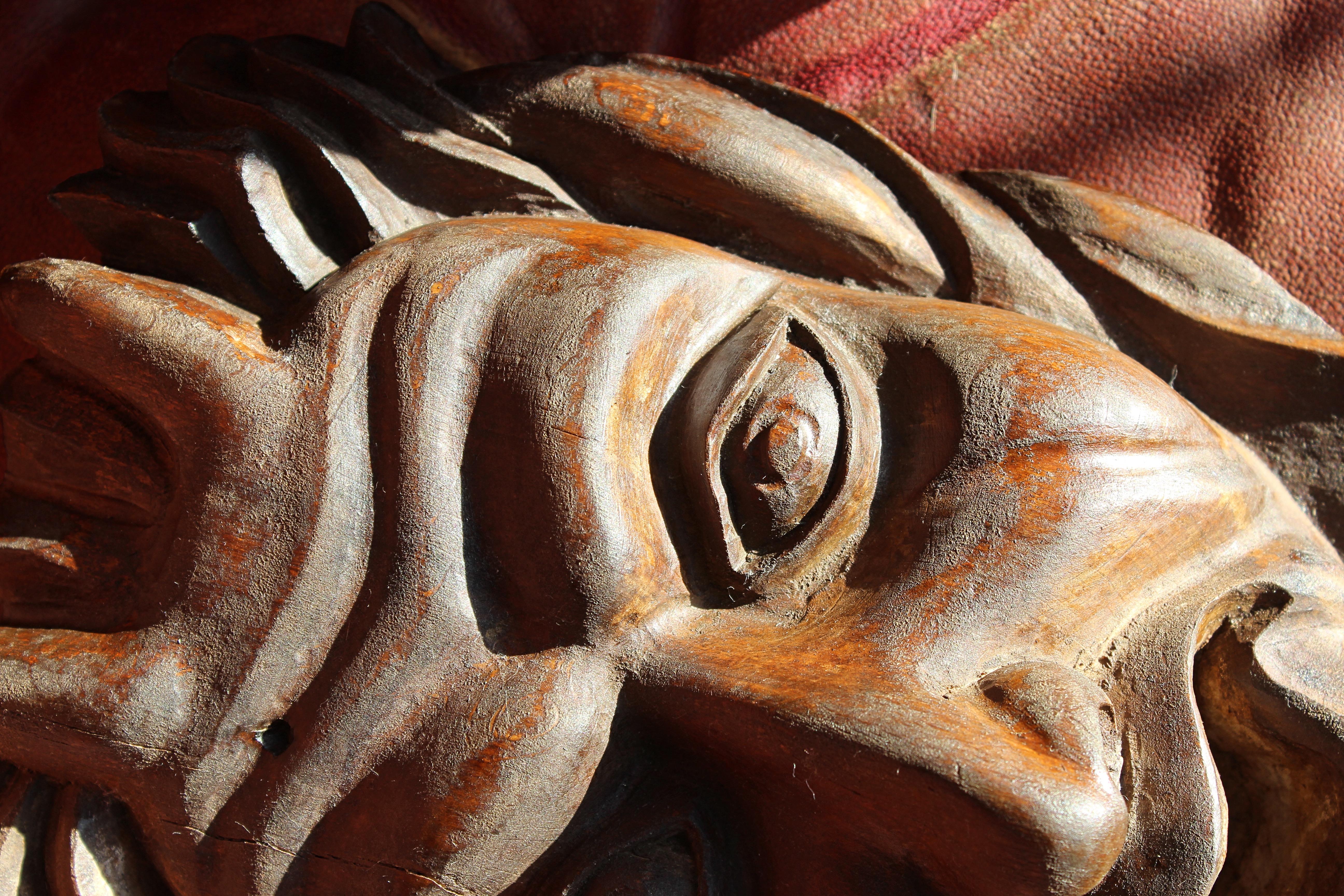 Eine ziemlich frech aussehende geschnitzte und gebeizte Teufelsmaske aus Holz, die dem Alter nach aus dem Jahrhundert stammt. 

Möglicherweise eine Anspielung auf die im japanischen Theater verwendete Hannya-Noh-Maske.

Altersbedingte Verfärbung,