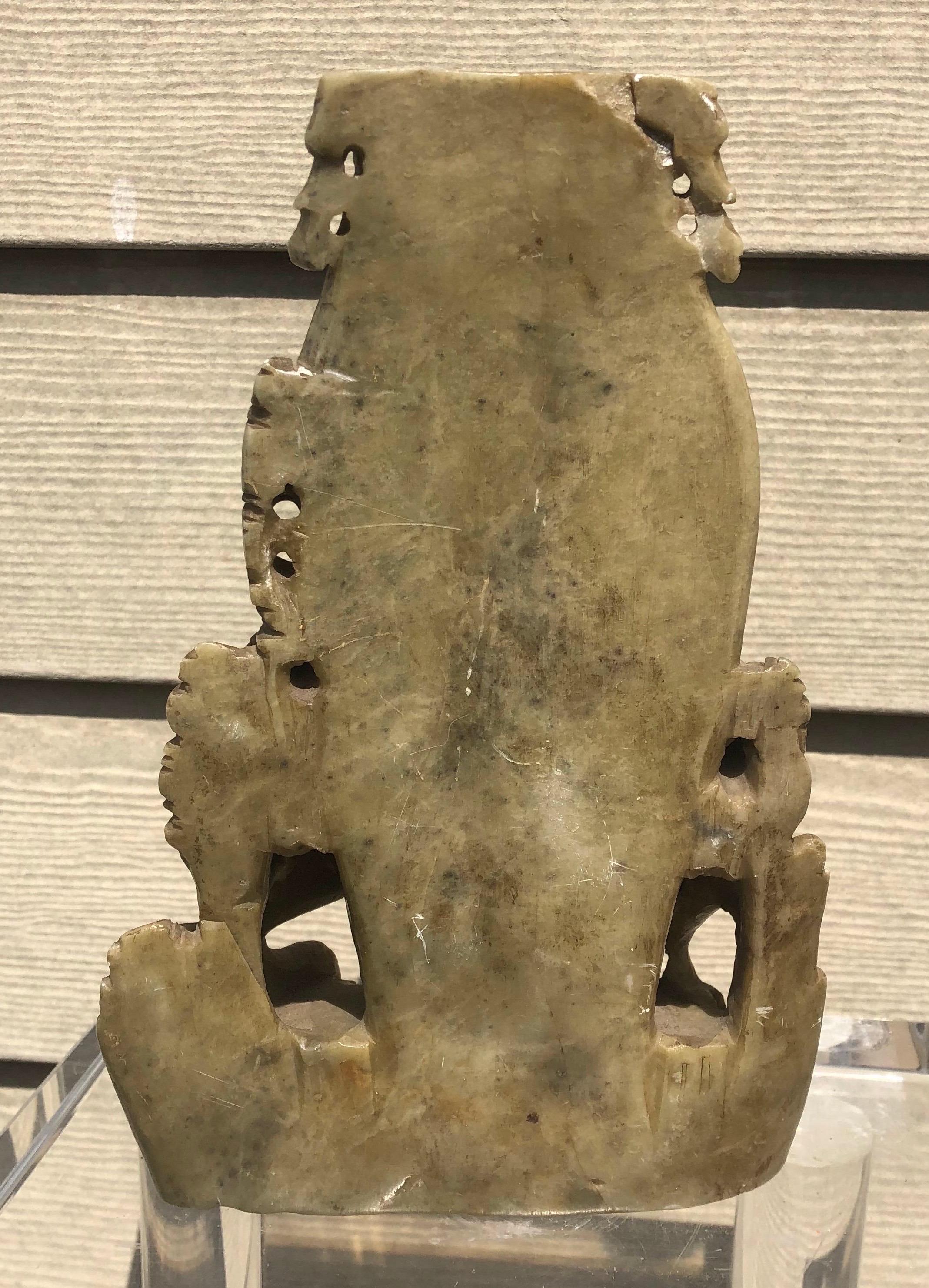 Chinois Vase en stéatite sculpté avec des dragons:: datant de la fin du XIXe et du début du XXe siècle en vente
