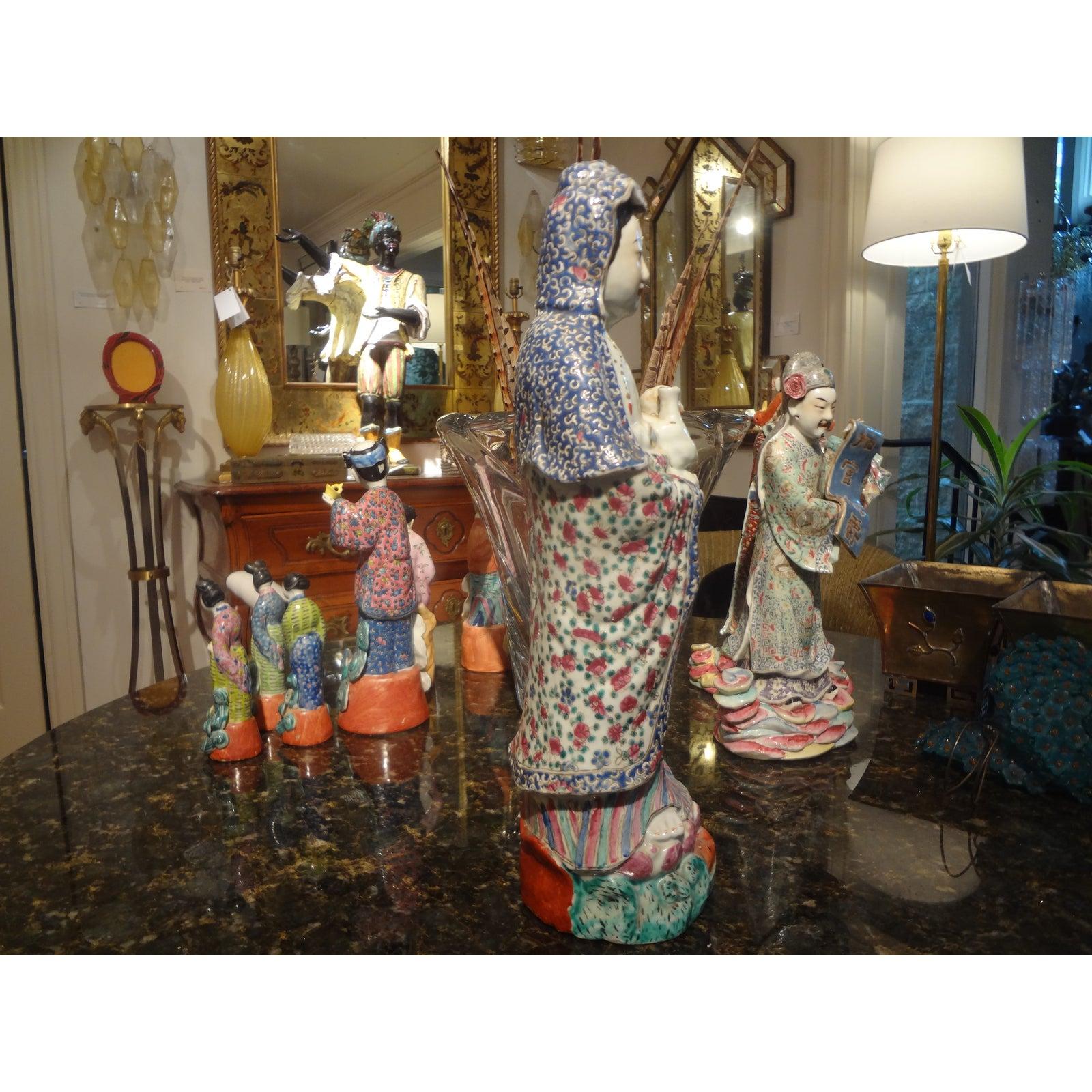 Chinesische handverzierte Porzellanfigur aus dem späten 19. und frühen 20. im Zustand „Gut“ im Angebot in Houston, TX