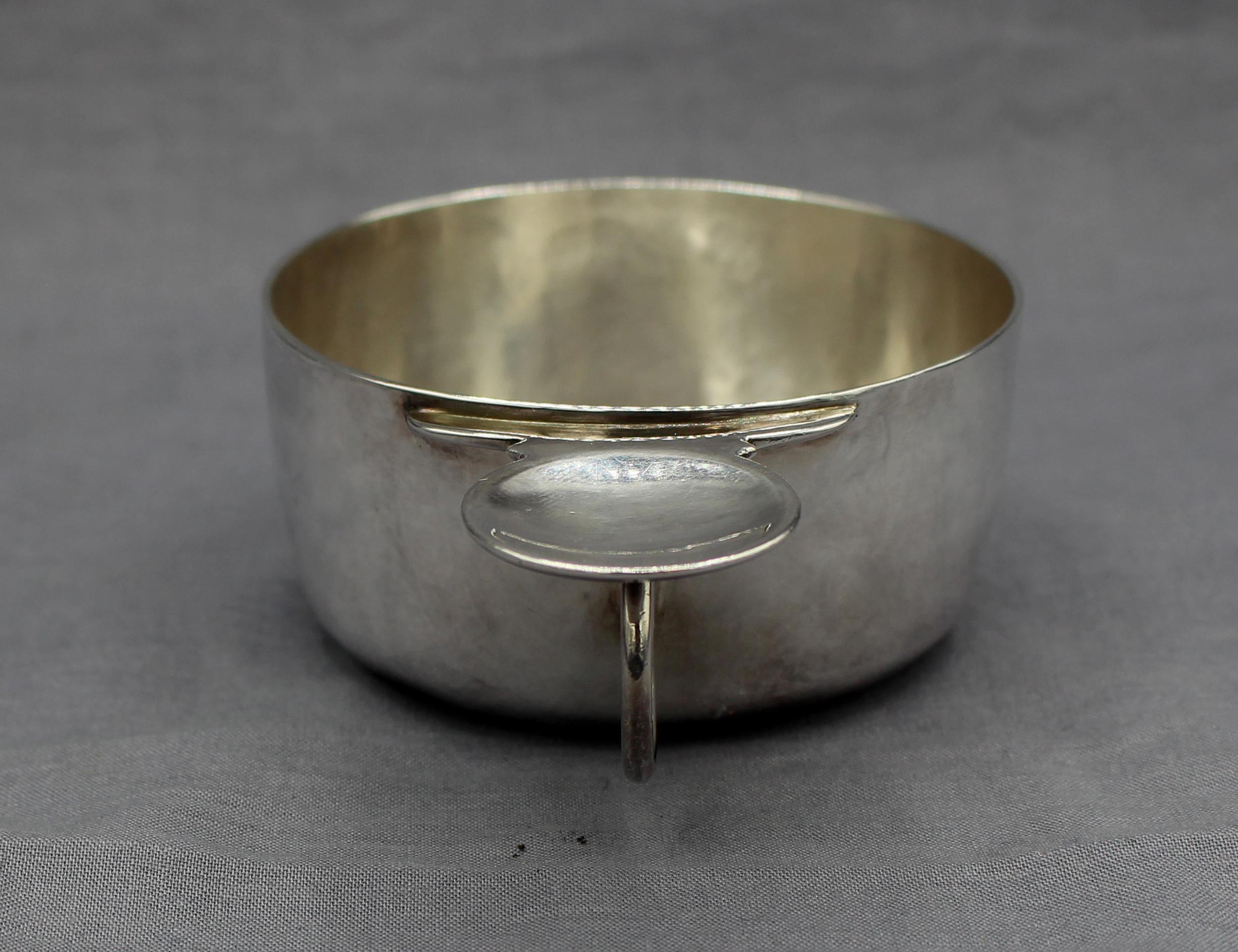 Testavin en argent continental, probablement de la fin du 19e ou du début du 20e siècle. Audacieux et audacieux, argent gravé à la main. Marqué d'une couronne et d'une étoile à 6 branches sur PI, dans un cartouche. 3,65 onces troy.
4.25