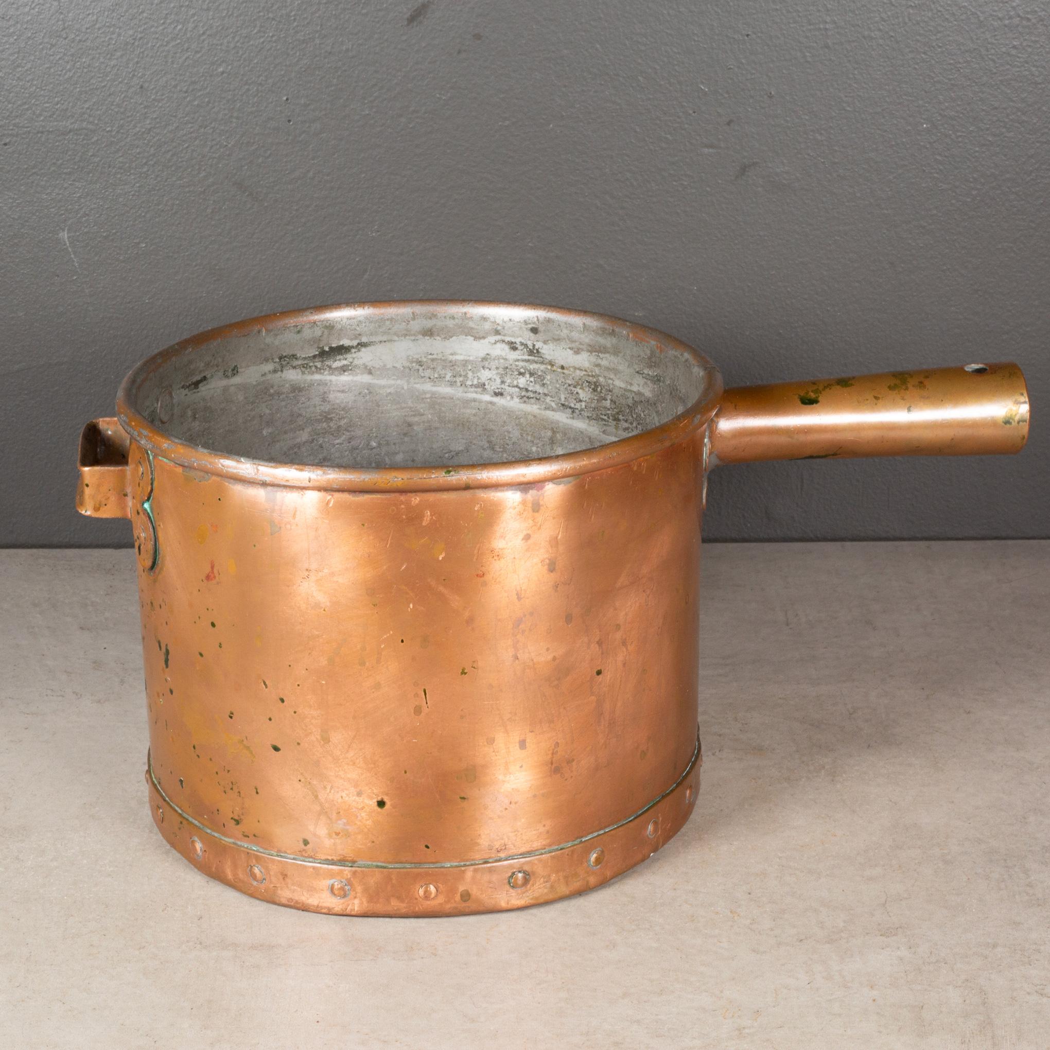 CIRCA

Pentola o casseruola antica in rame con due manici. XIX-inizio XX secolo. 

    CREATORE Sconosciuto. 
    Data di fabbricazione: 1880-1920 circa.
    MATERIALI E TECNICHE Piastra di rame, metallo. 
    CONDIZIONE Buono. Usura coerente con
