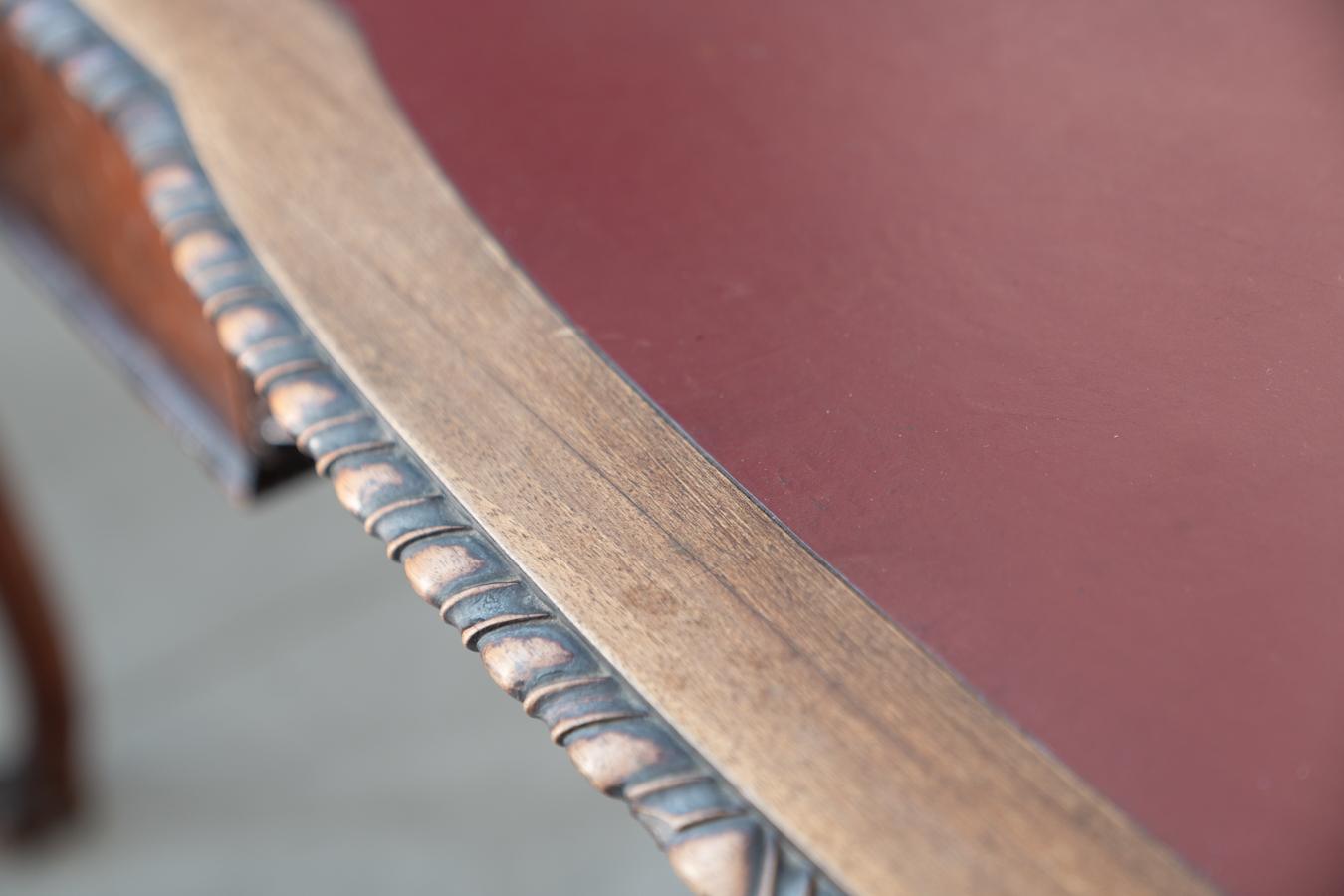 Edwardianischer Schreibtisch mit Löwentatzenfüßen, Ende 19./Anfang 20

Bringen Sie zeitlose Eleganz in Ihren Arbeitsbereich mit diesem edwardianischen Schreibtisch aus dem späten 19. bis frühen 20. Jahrhundert. Aus einer Kombination von massivem