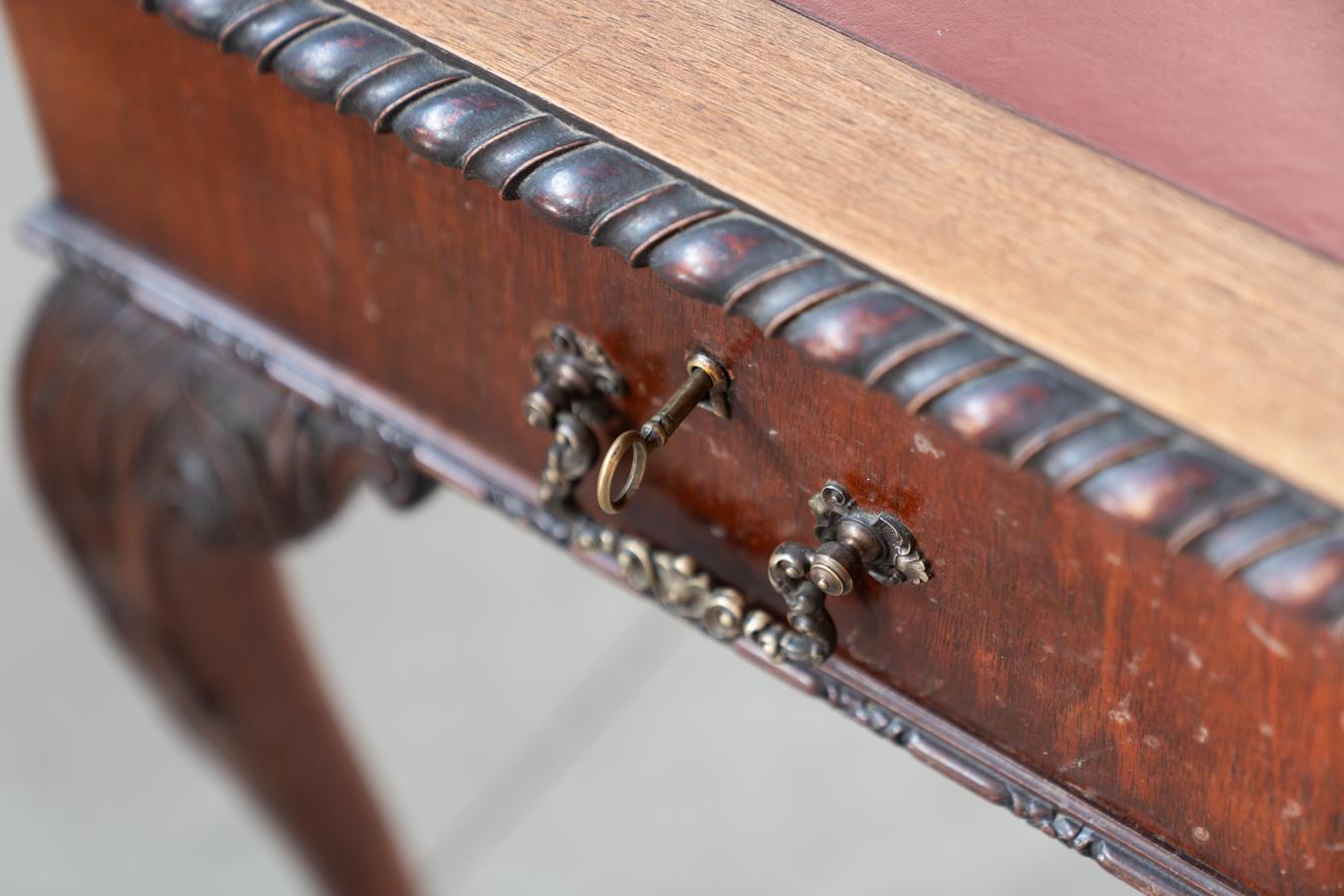 Edwardianischer Schreibtisch mit Löwentatzenfüßen, Ende 19./Anfang 20 im Zustand „Gut“ im Angebot in Manzano, IT