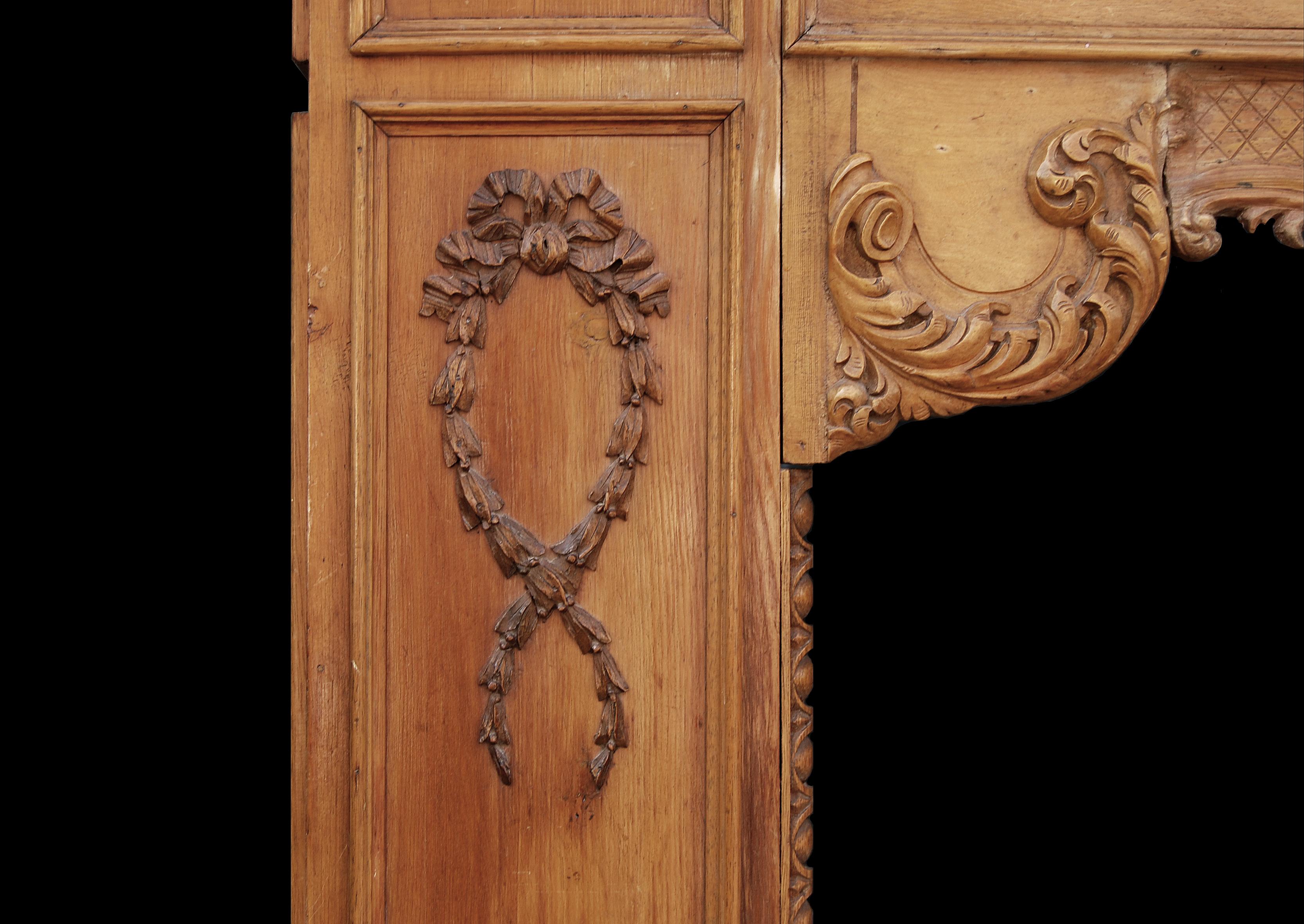 Late 19th-Early 20th Century English Carved Wood Fireplace In Good Condition For Sale In London, GB
