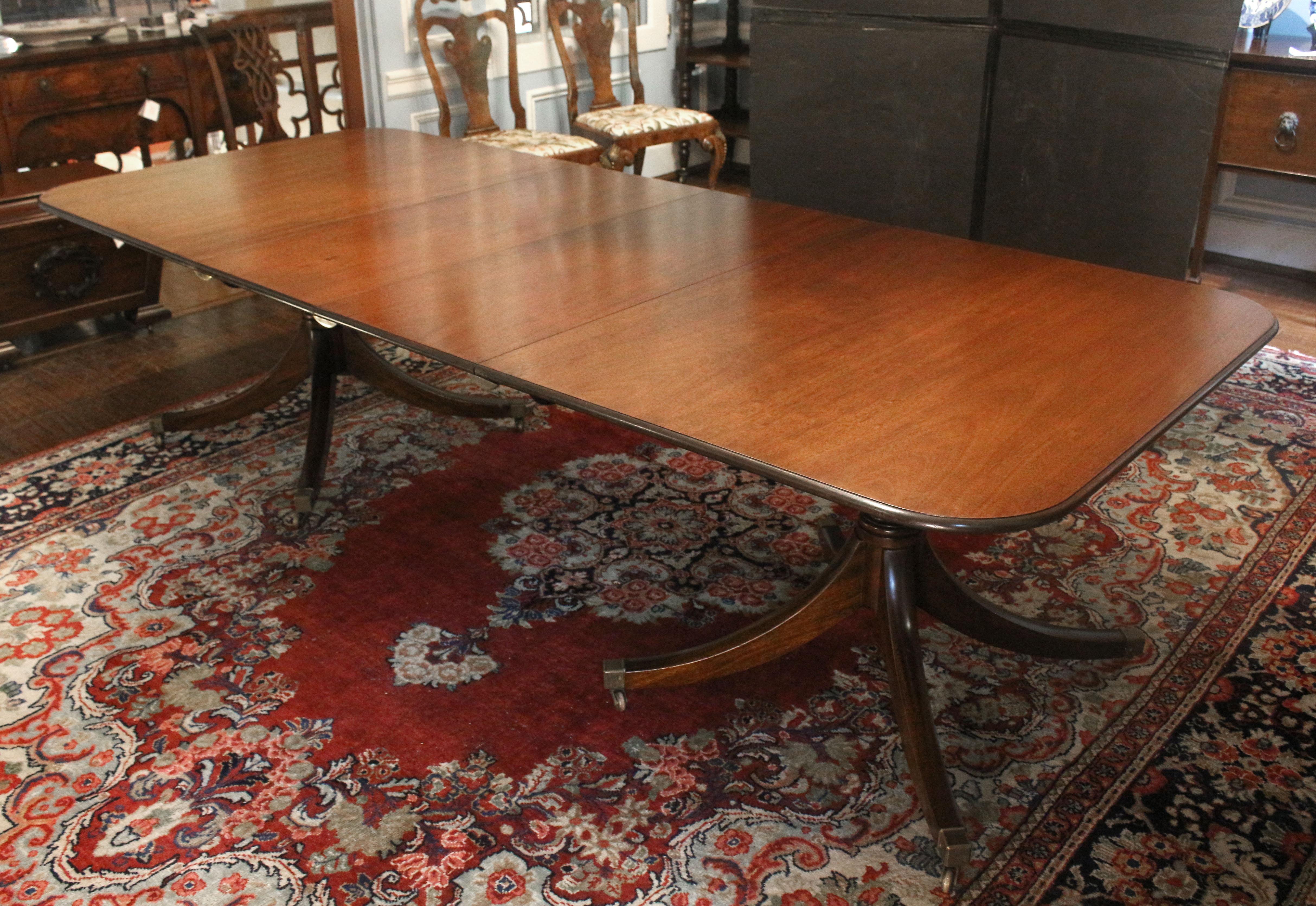 Late 19th-early 20th century English double pedestal mahogany dining table. Nicely molded edge to the top and two 17 5/8