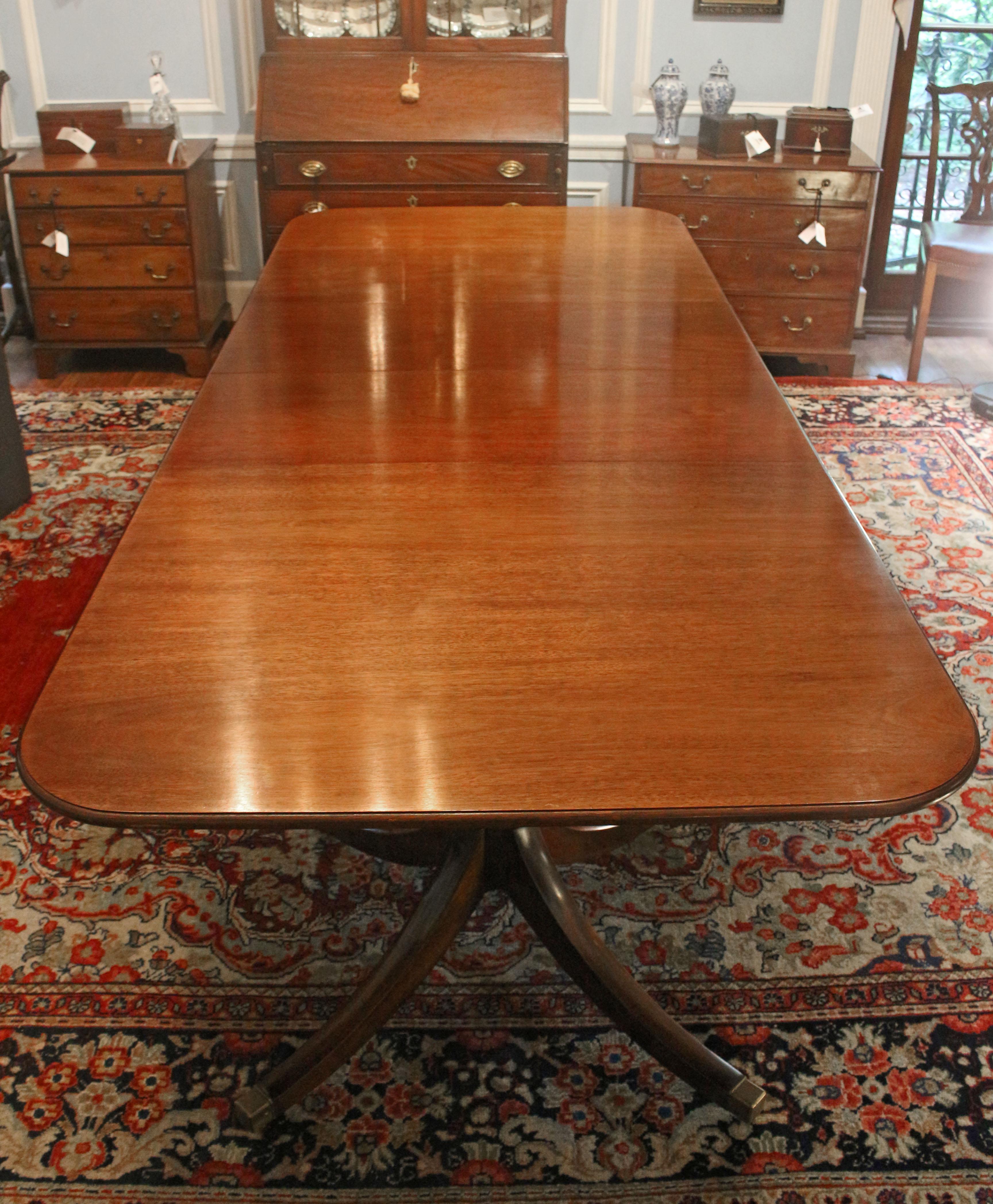 Late 19th-Early 20th Century English Double Pedestal Dining Table In Good Condition In Chapel Hill, NC