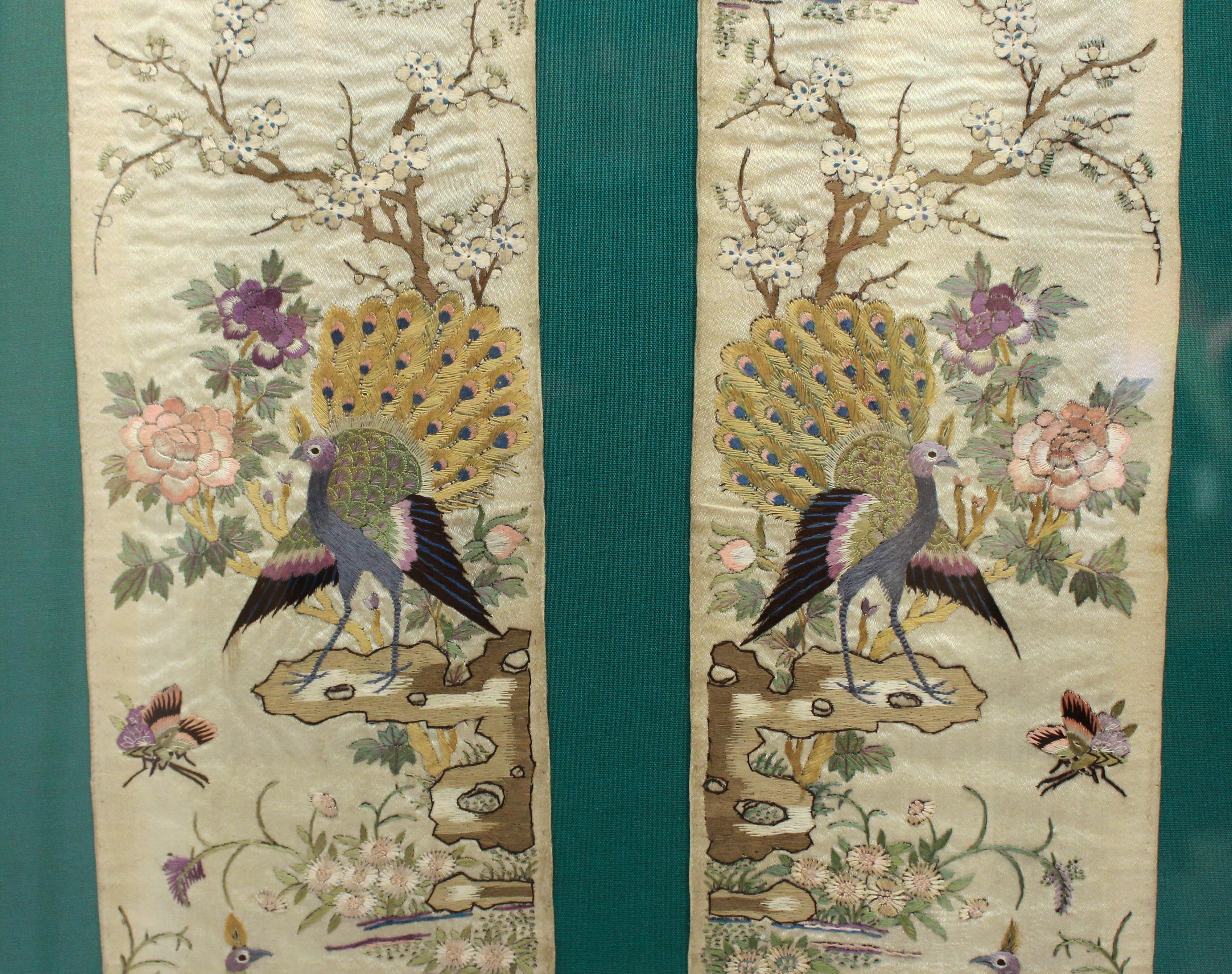 Une paire encadrée de bandes de manches en soie japonaise, fin 19e-début 20e siècle. Brodé en soie avec des pins, des grues, des paons, des poules d'eau, des oiseaux et des papillons. Provenance : Dr. Hughes McCormick Smith (1865-1941), naturaliste,