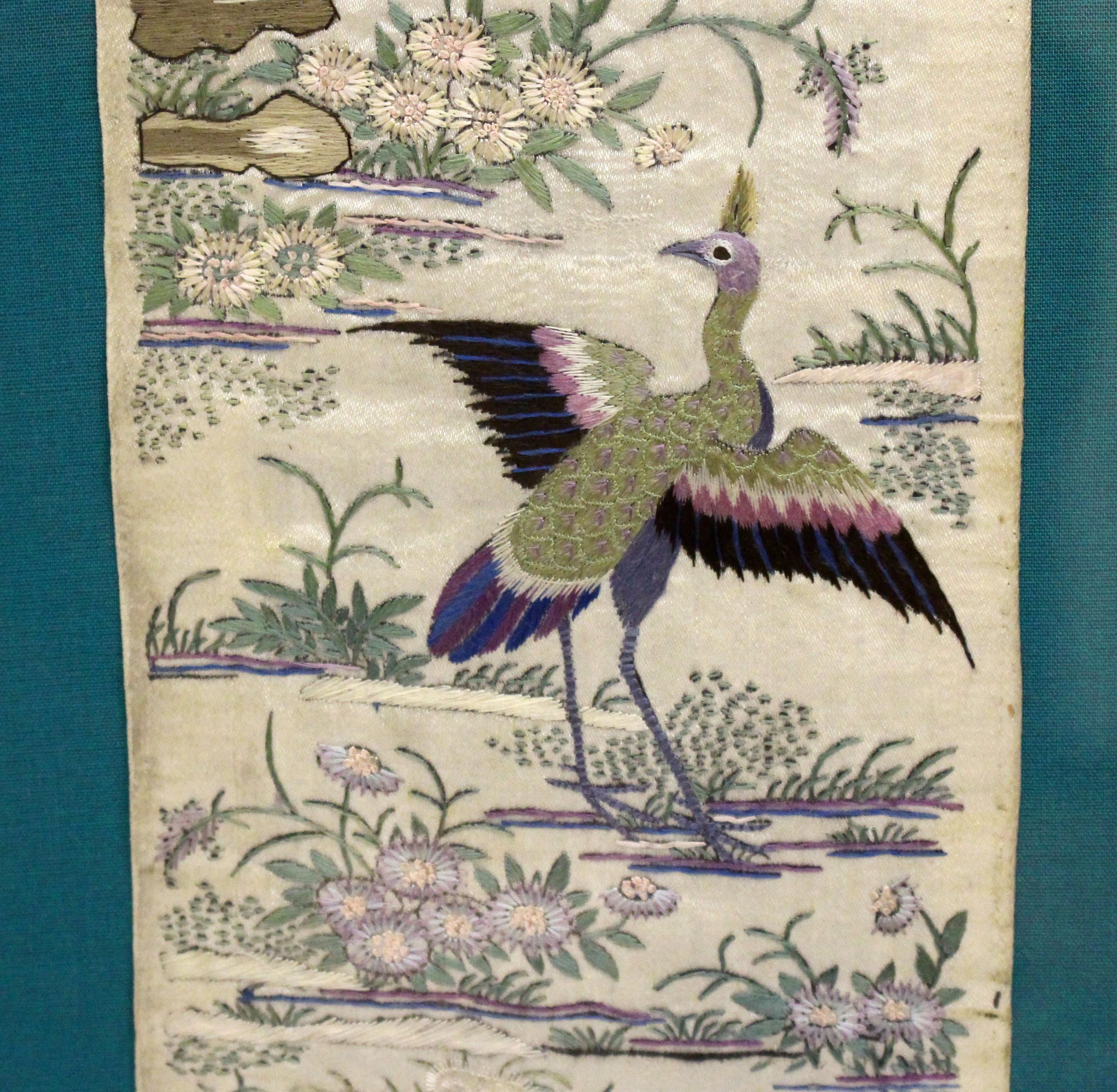 Ende 19. - Anfang 20. Jahrhundert Gerahmtes Paar japanischer Seidenbänder (Meiji-Periode) im Angebot