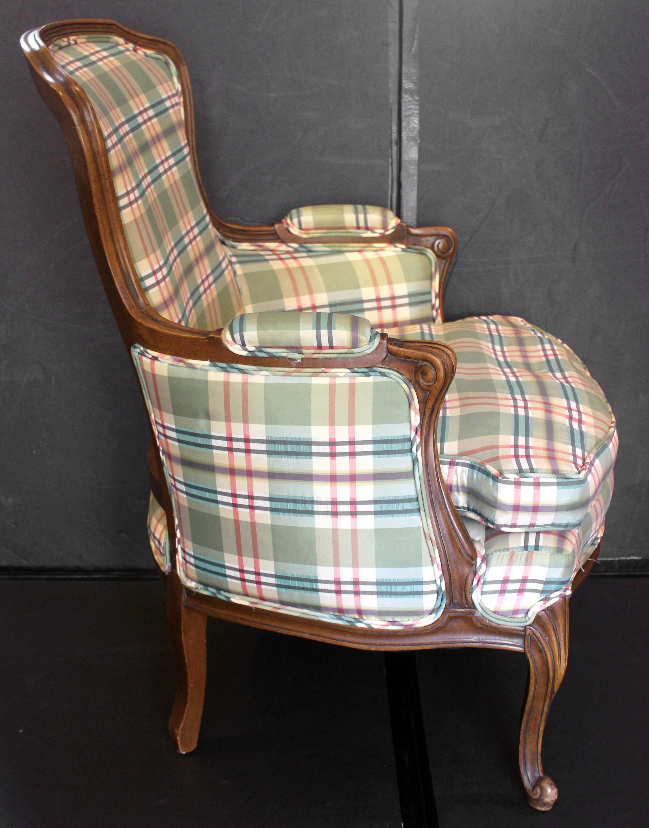 Poltrona bergere francese di fine Ottocento-inizio Novecento. Un bel noce caldo. Il dorso è ben sagomato e segue la forma dell'anteriore. Ben modellato in tutto il suo insieme con dettagli scolpiti a volute sui bracci; l'intaglio a conchiglia