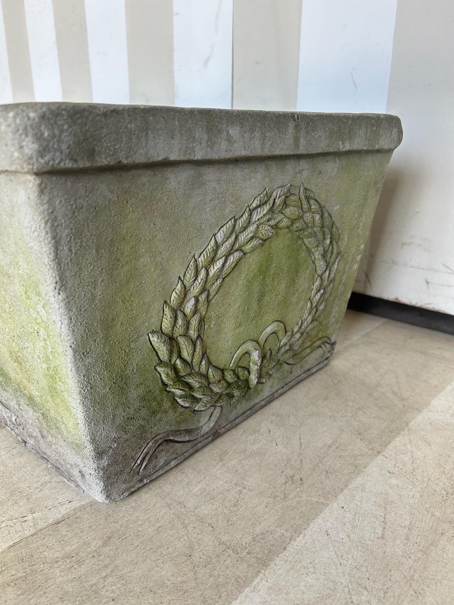 Français Fin 19e - début 20e siècle Jardinière en pierre moulée de style néoclassique français en vente