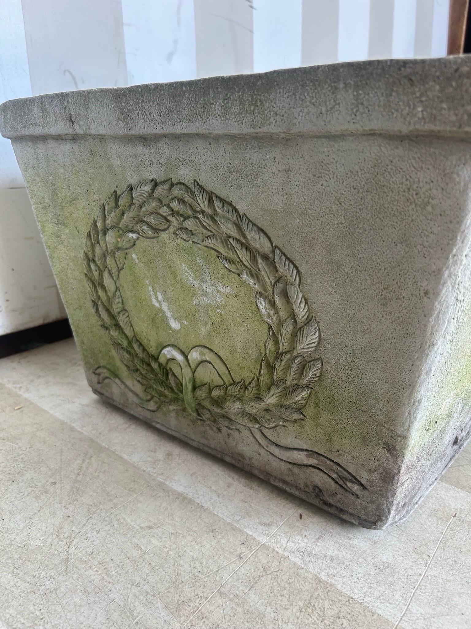 20ième siècle Fin 19e - début 20e siècle Jardinière en pierre moulée de style néoclassique français en vente