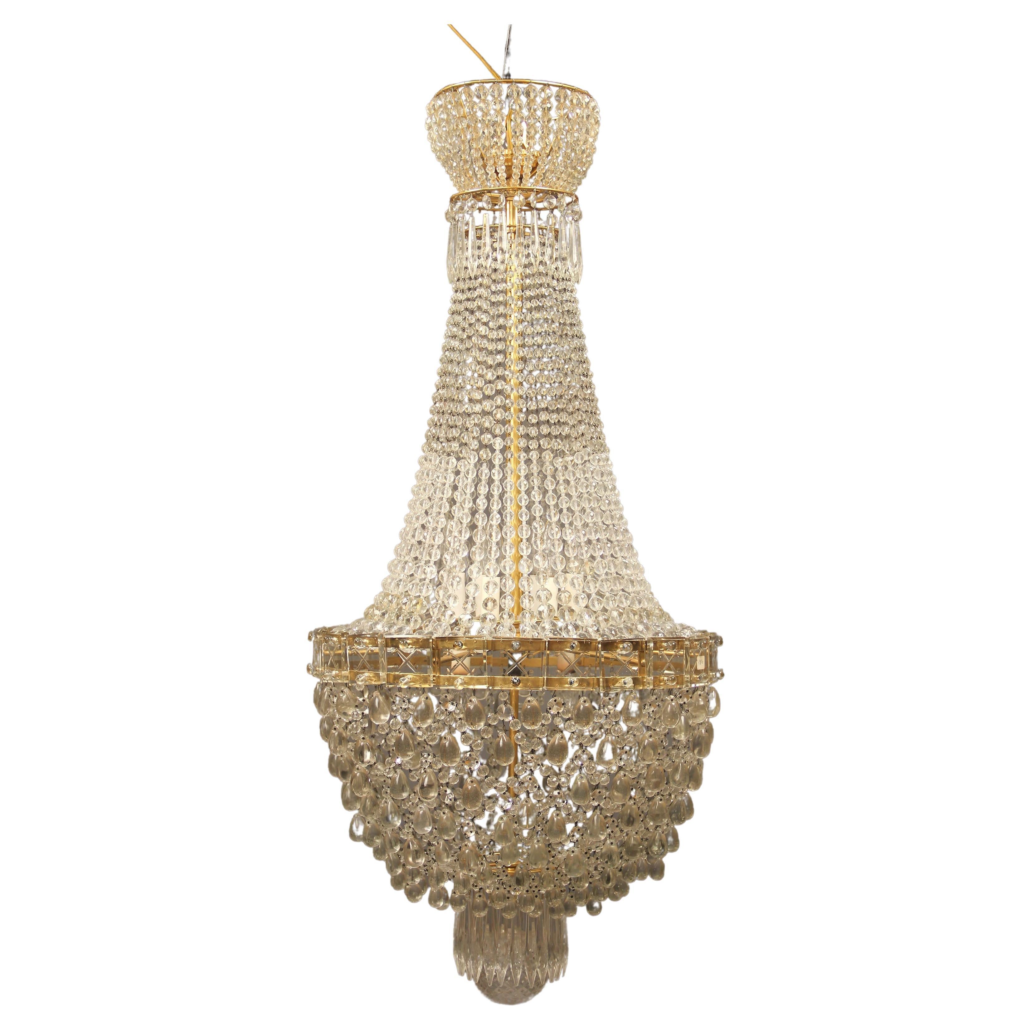 Fin du 19e siècle/début du 20e siècle Lustre à huit corbeilles en bronze doré et perles en vente