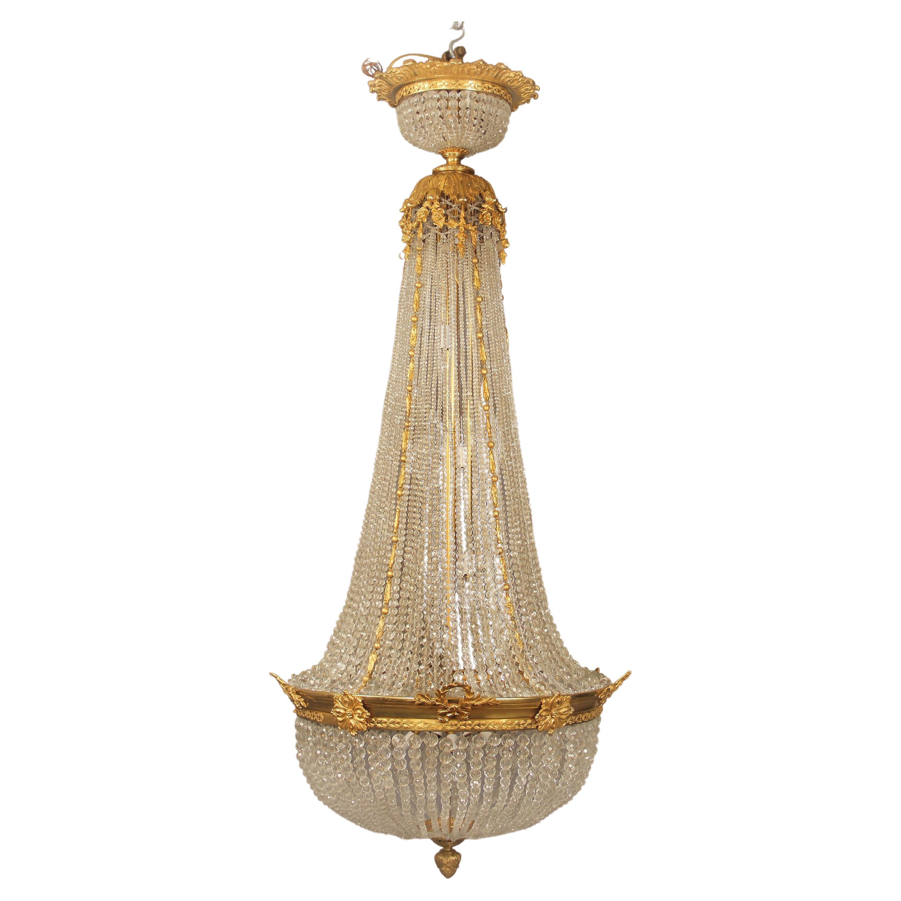 Vergoldeter Kronleuchter mit zwanzig Lichtern aus Bronze und Perlen aus dem späten 19./ frühen 20. Jahrhundert