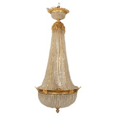 Vergoldeter Kronleuchter mit zwanzig Lichtern aus Bronze und Perlen aus dem späten 19./ frühen 20. Jahrhundert