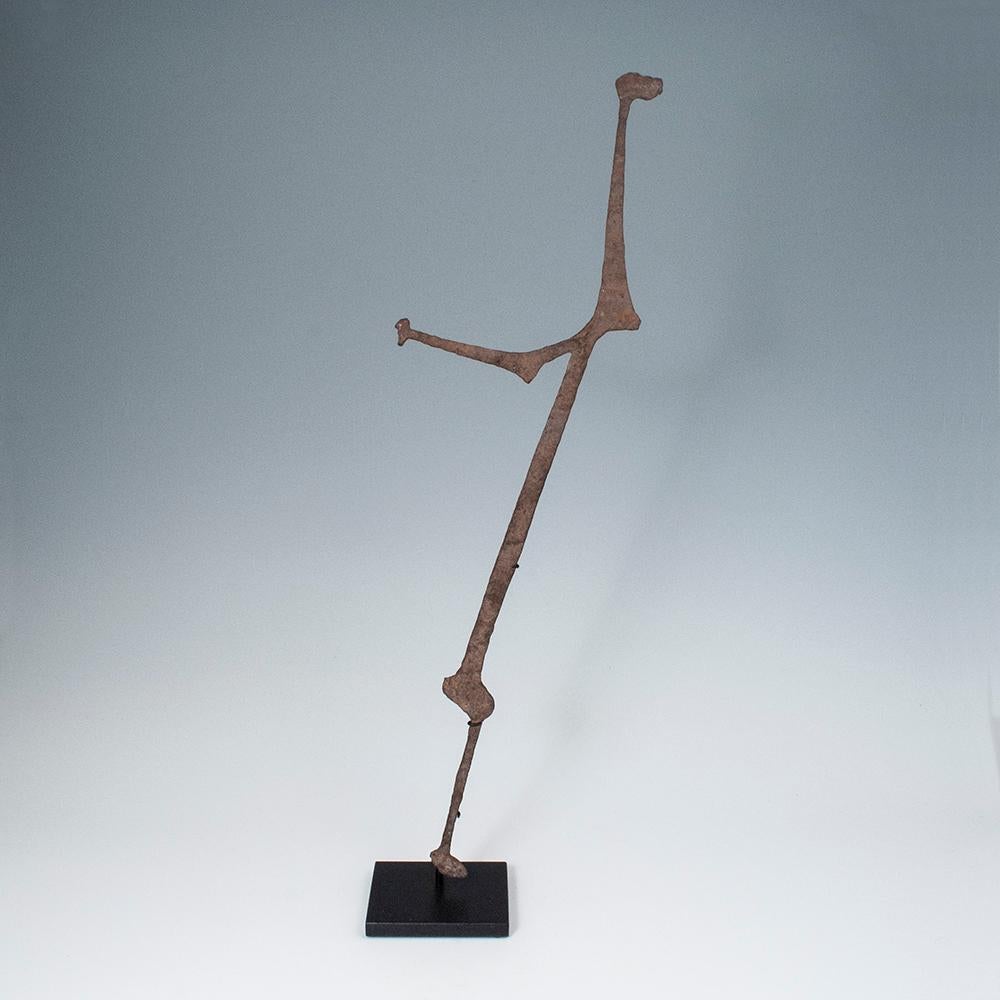 Monnaie en fer de la fin du XIXe siècle et du début du XXe siècle, kurr, peuples Sara-Madjingaye, sud du Tchad.

Ces monnaies rares ont une forme anthropomorphique merveilleusement minimaliste, mais ont été inspirées par le couteau de lancer sacré