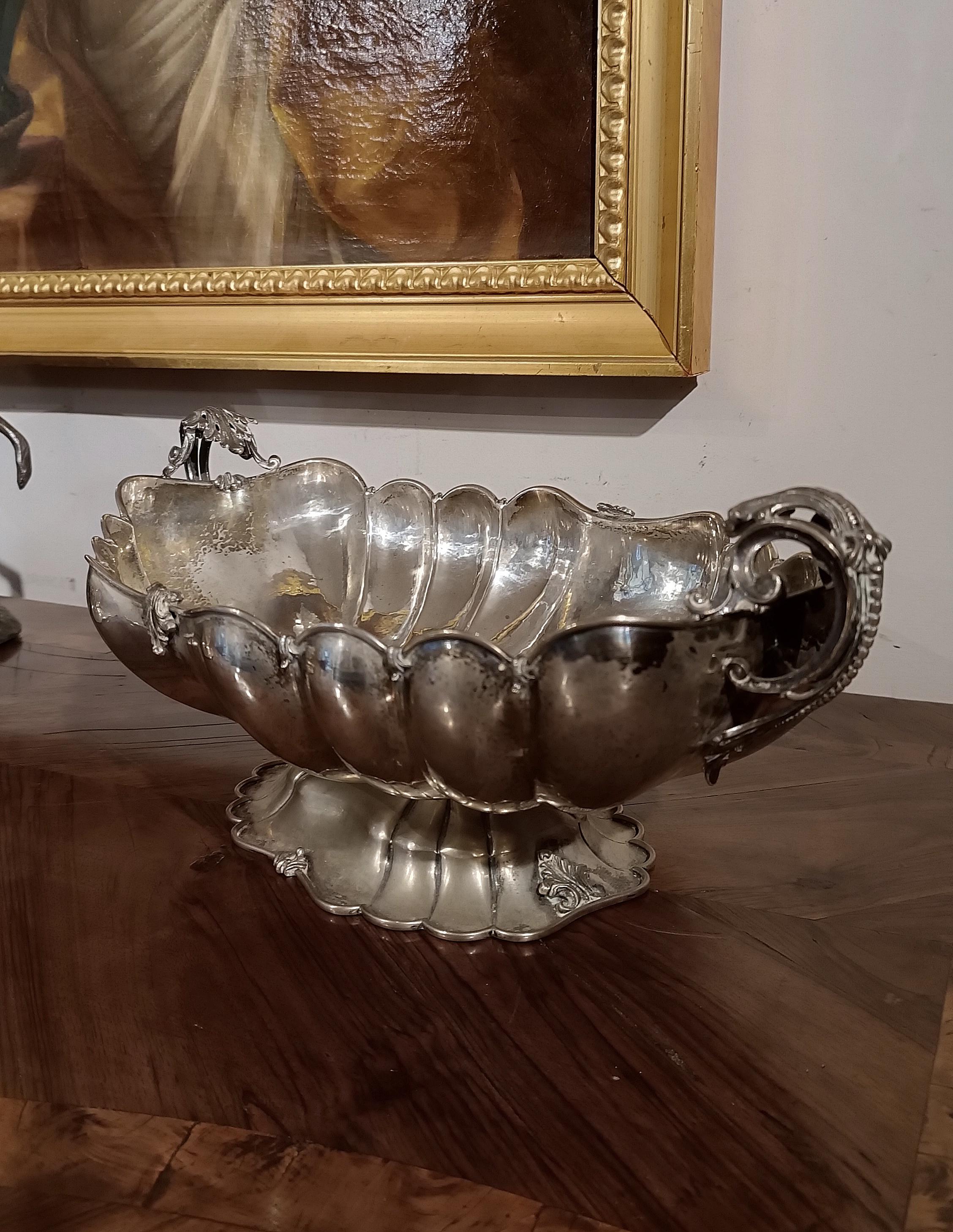 LATE 19th-EARLY 20th CENTURY ITALIAN SILVER CENTERPIECE For Sale 4