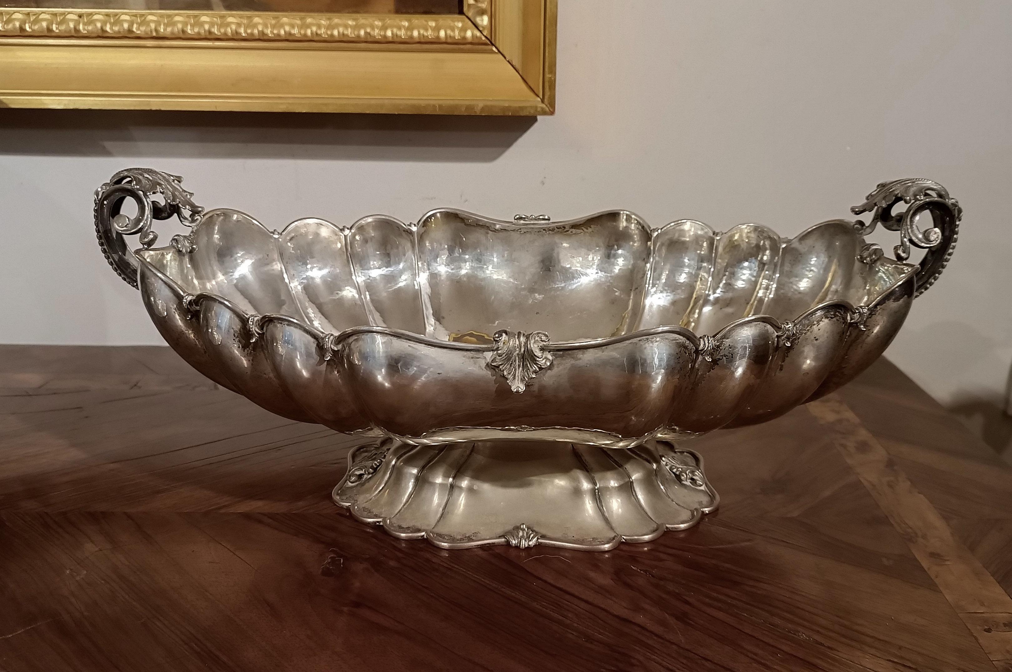 Beautiful centerpiece made entirely of solid silver, of fine Florentine workmanship, marked with the 
