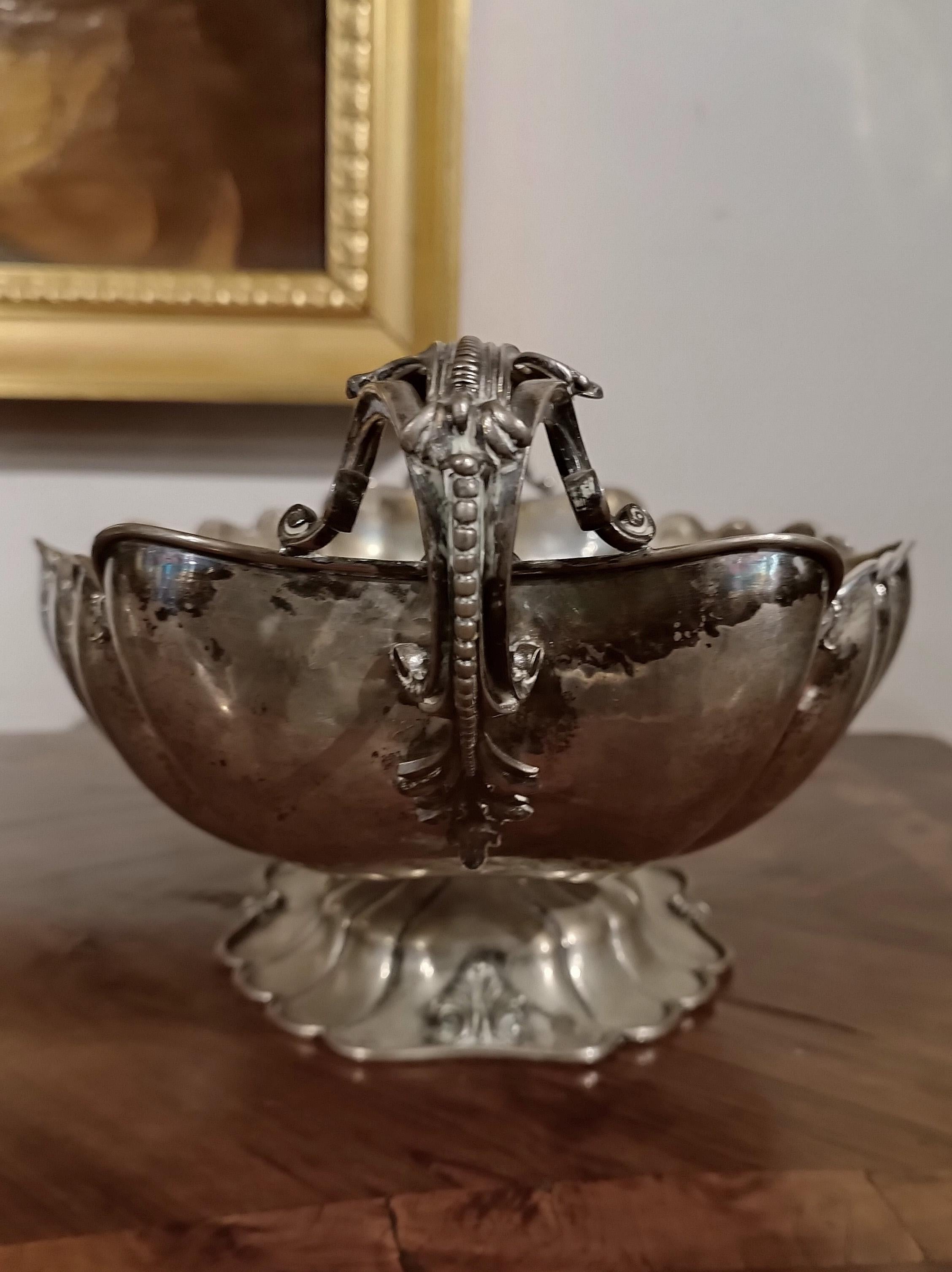 LATE 19th-EARLY 20th CENTURY ITALIAN SILVER CENTERPIECE For Sale 1