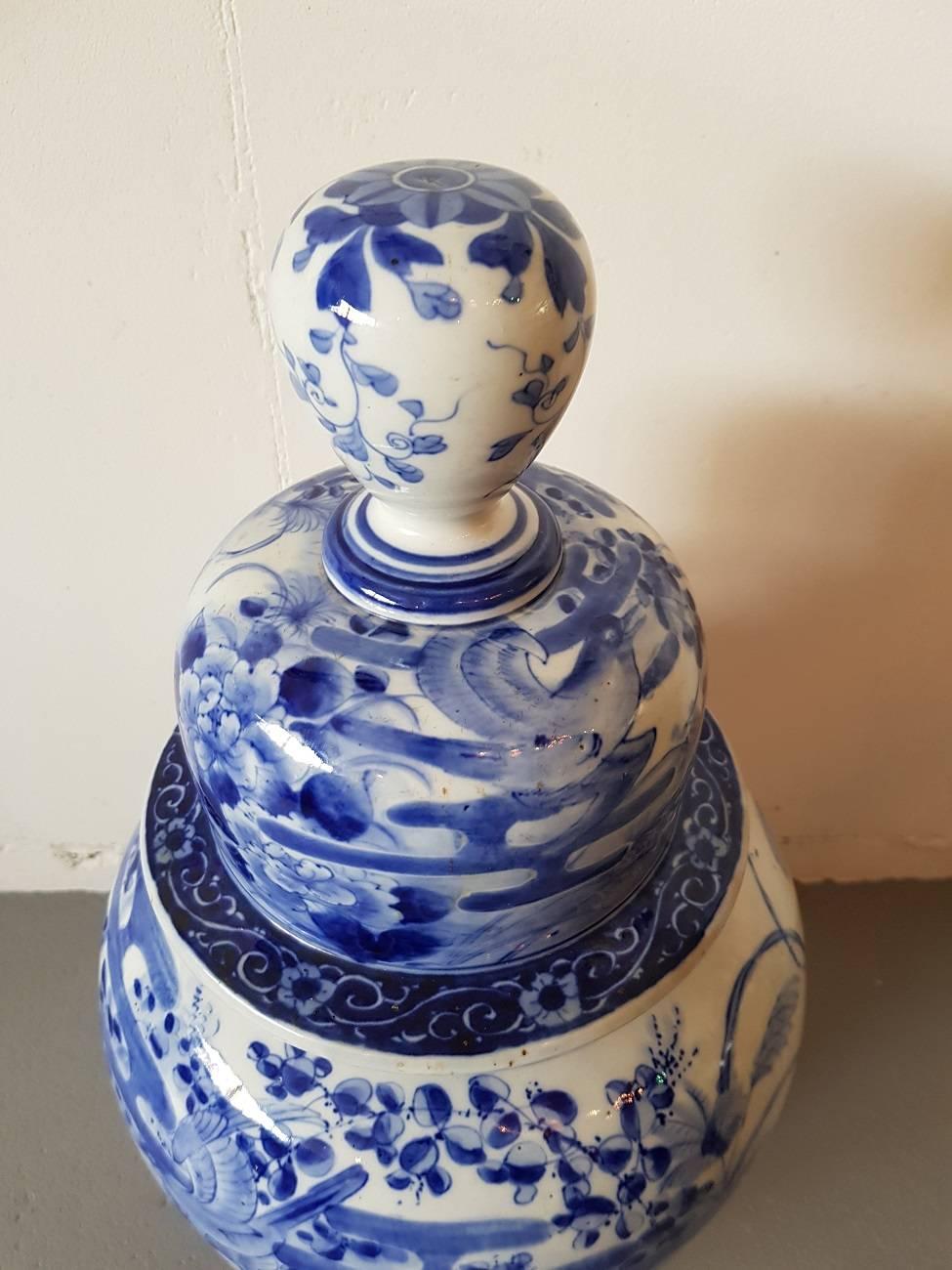Late 19th-early 20th century Japanese Arita porcelain jar with lid and blue underglaze painting with presentation of flowers and birds (in mint condition only the bottom has a few hairlines).

The measurements are:
Depth 26 cm/ 10.2 inch.
Width