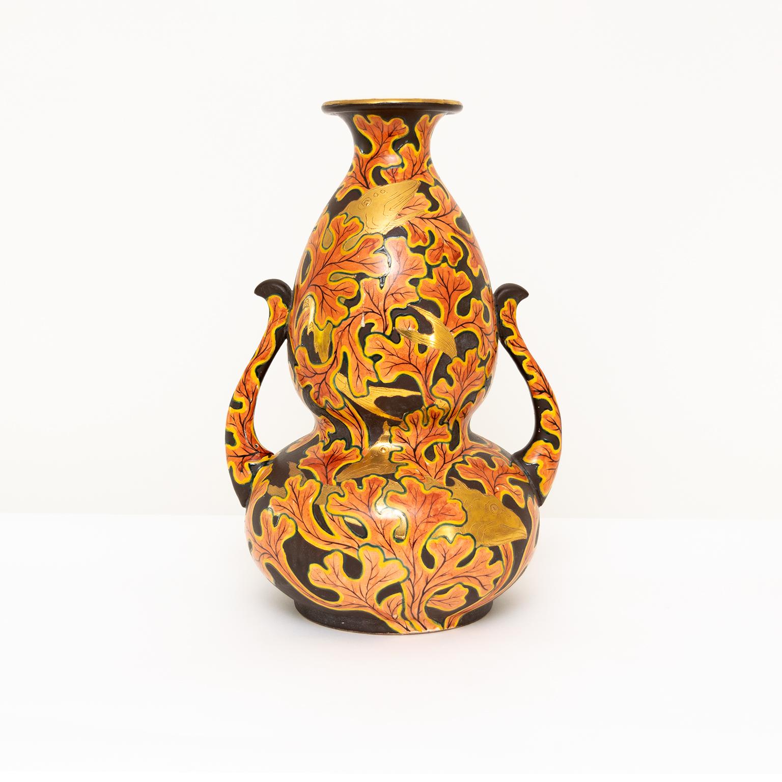 Japanische Vase aus dem späten 19. / frühen 20. Jahrhundert, Meiji-Satsuma-Vase in Form eines doppelten Kürbisses. Das Design umfasst Unterwasserpflanzen mit goldenen Koi-Karpfen auf dunkelbraunem Ton. Signiert vom Künstler auf dem Boden, sehr guter