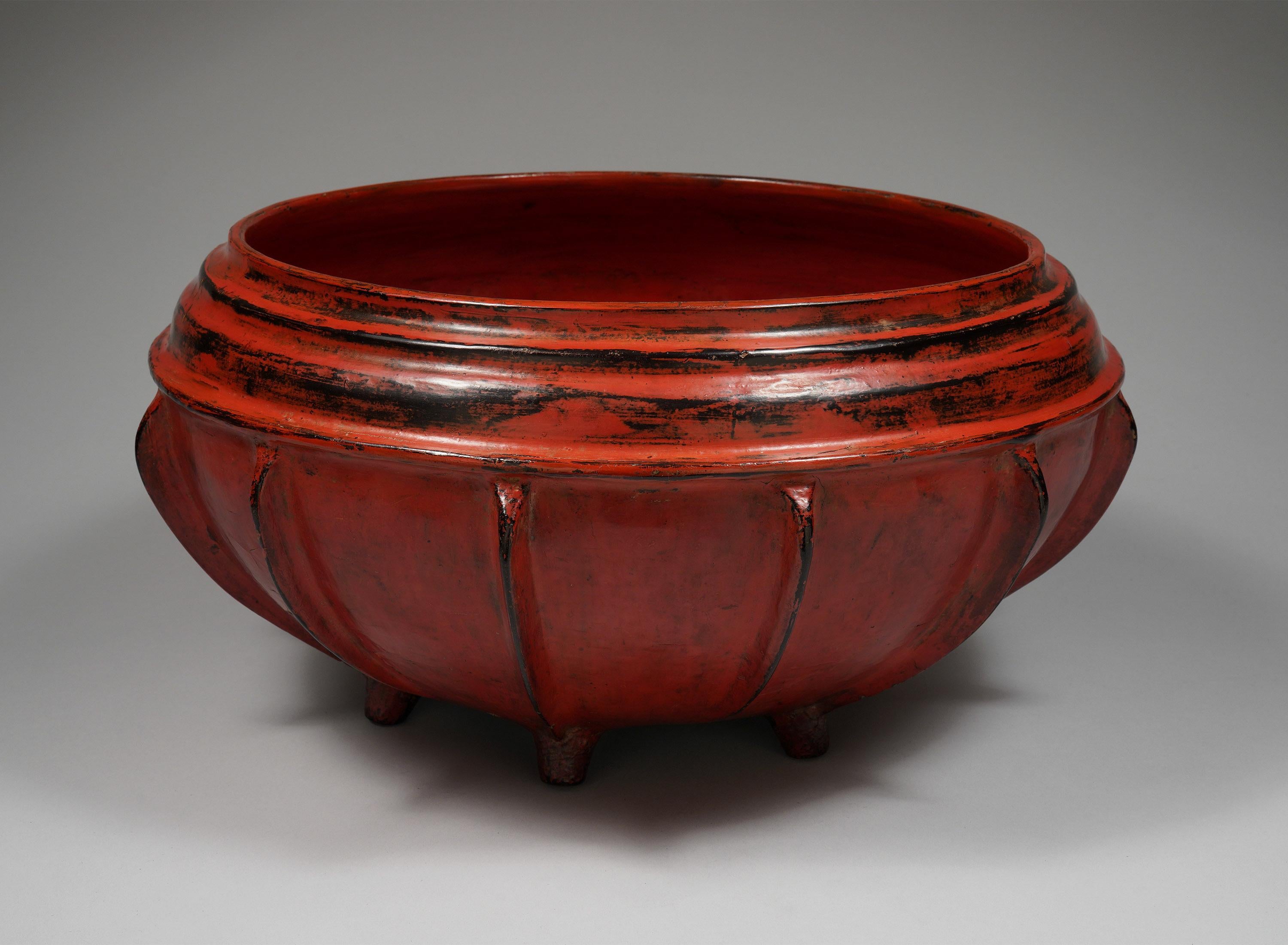 Grande ciotola da offerta rossa
Birmania
Fine XIX/inizio XX secolo
Bambù, lacca
D: 31 pollici x H: 7,5 pollici :: 78,7 cm x 19 cm

Tradizionalmente utilizzata per portare offerte all'altare e per presentare il cibo nei monasteri buddisti, questa