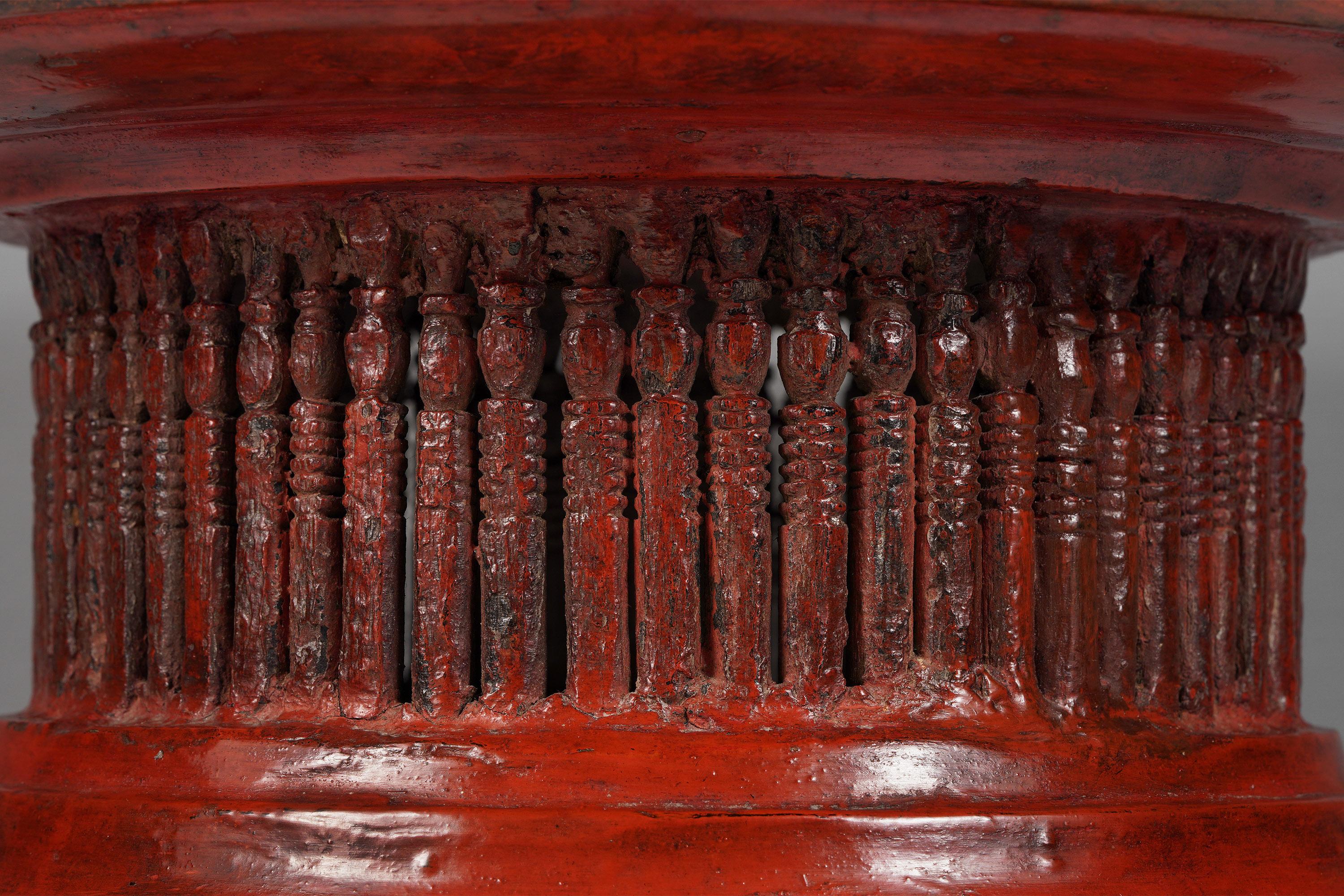 Großes rot lackiertes, angebotenes Tablett aus dem späten 19./ frühen 20. Jahrhundert, Burma (Stammeskunst) im Angebot