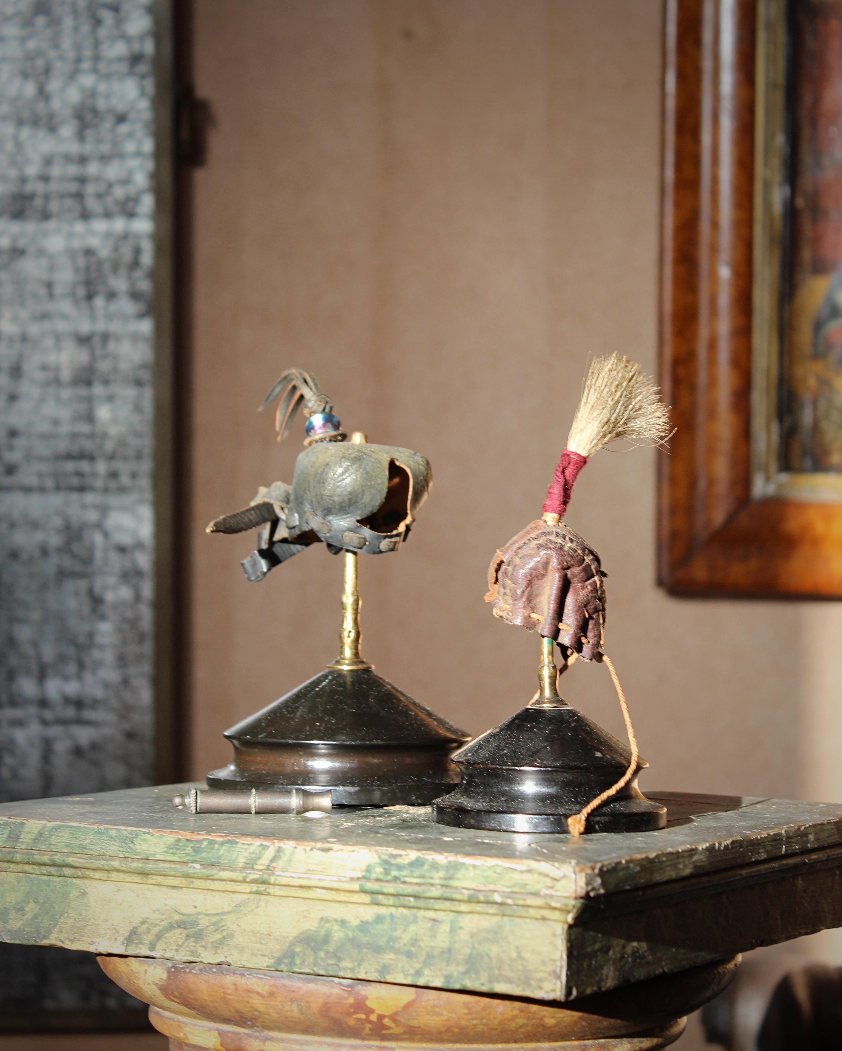 Anglais Fin 19e/début 20e siècle Paire de cagoules de fauconnier en cuir noir et prune en vente
