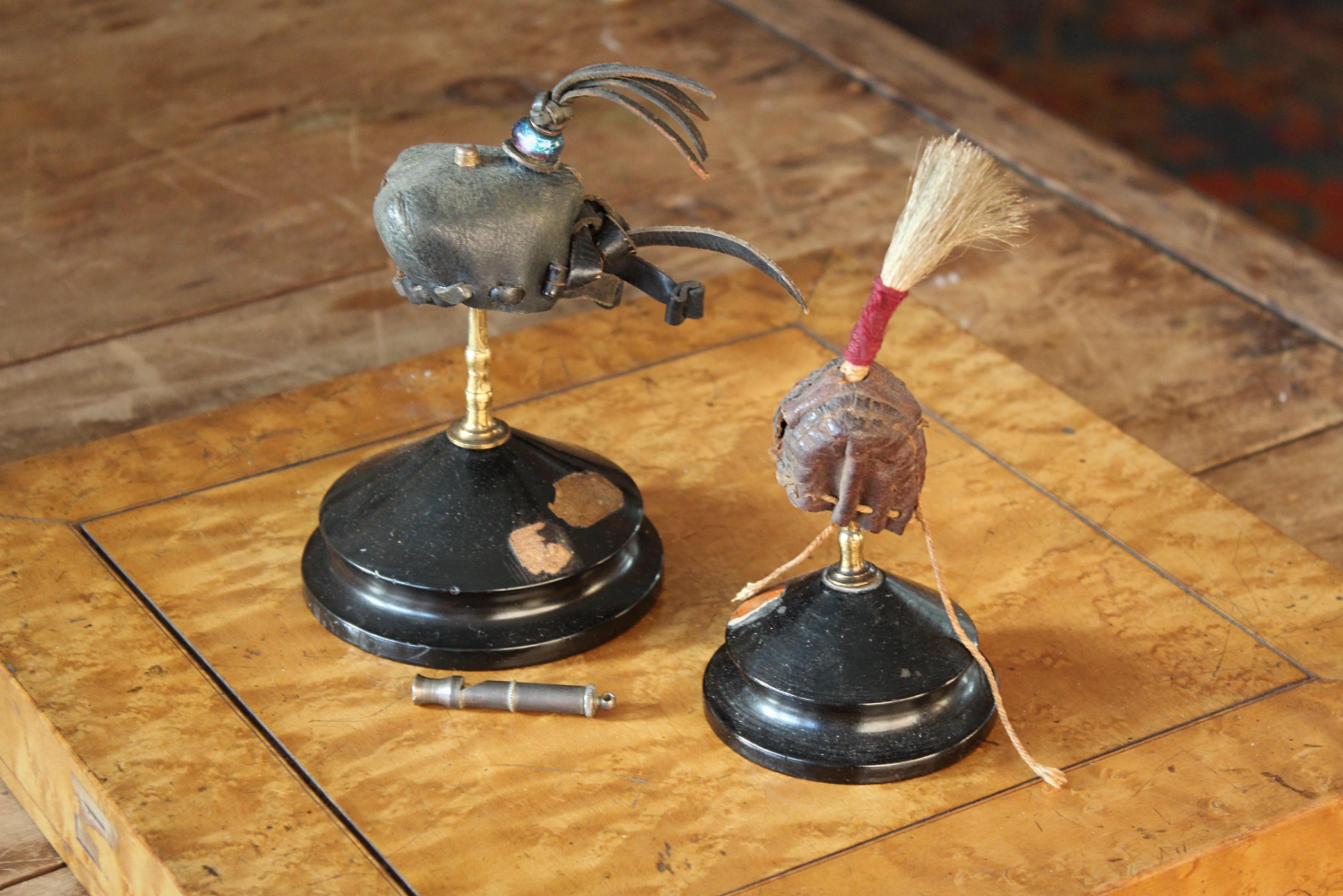 Fin 19e/début 20e siècle Paire de cagoules de fauconnier en cuir noir et prune en vente 3