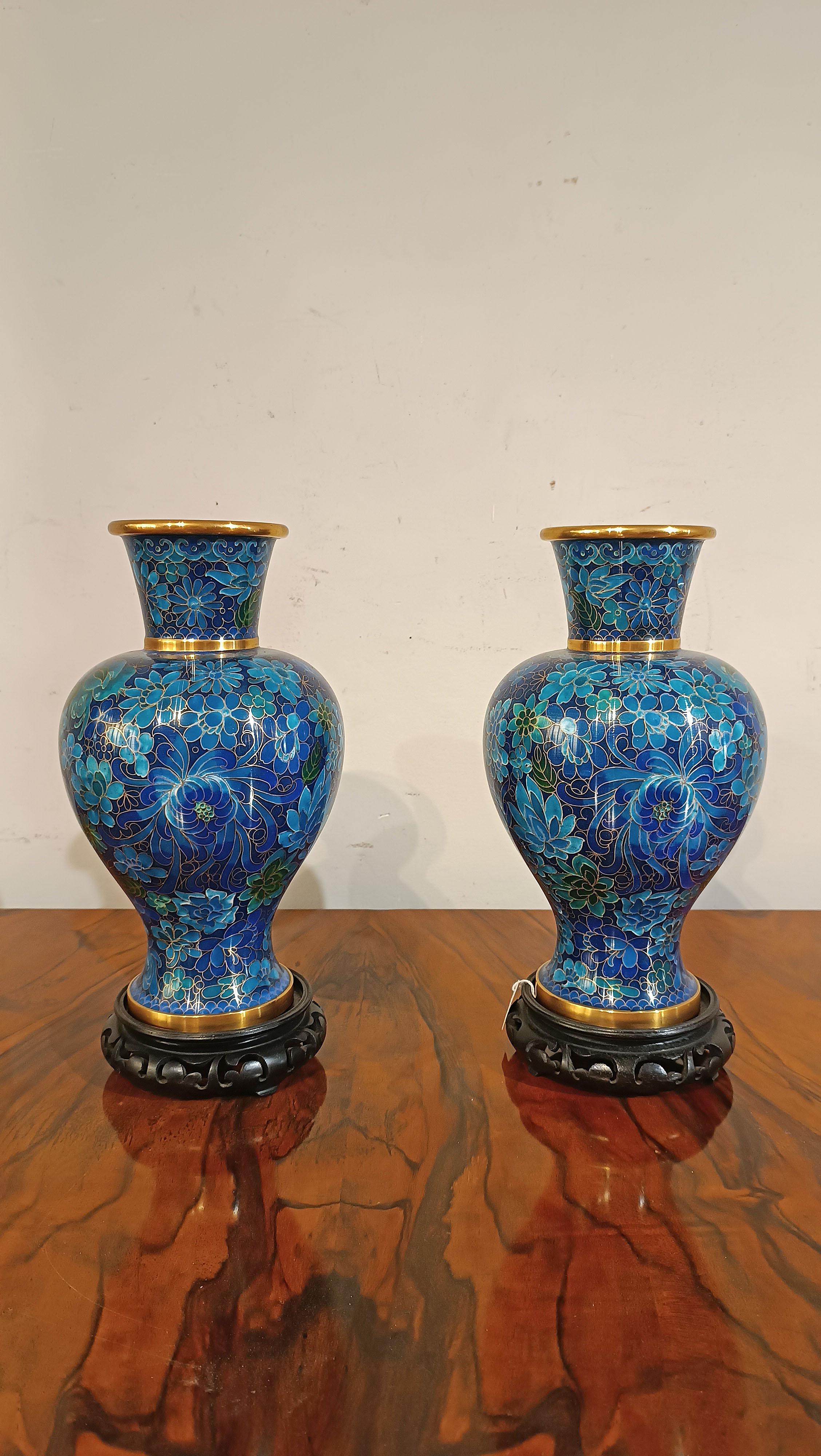 LATE 19th-EARLY 20th CENTURY PAIR OF CLOISONNÉ CHINESE VASES en venta 5