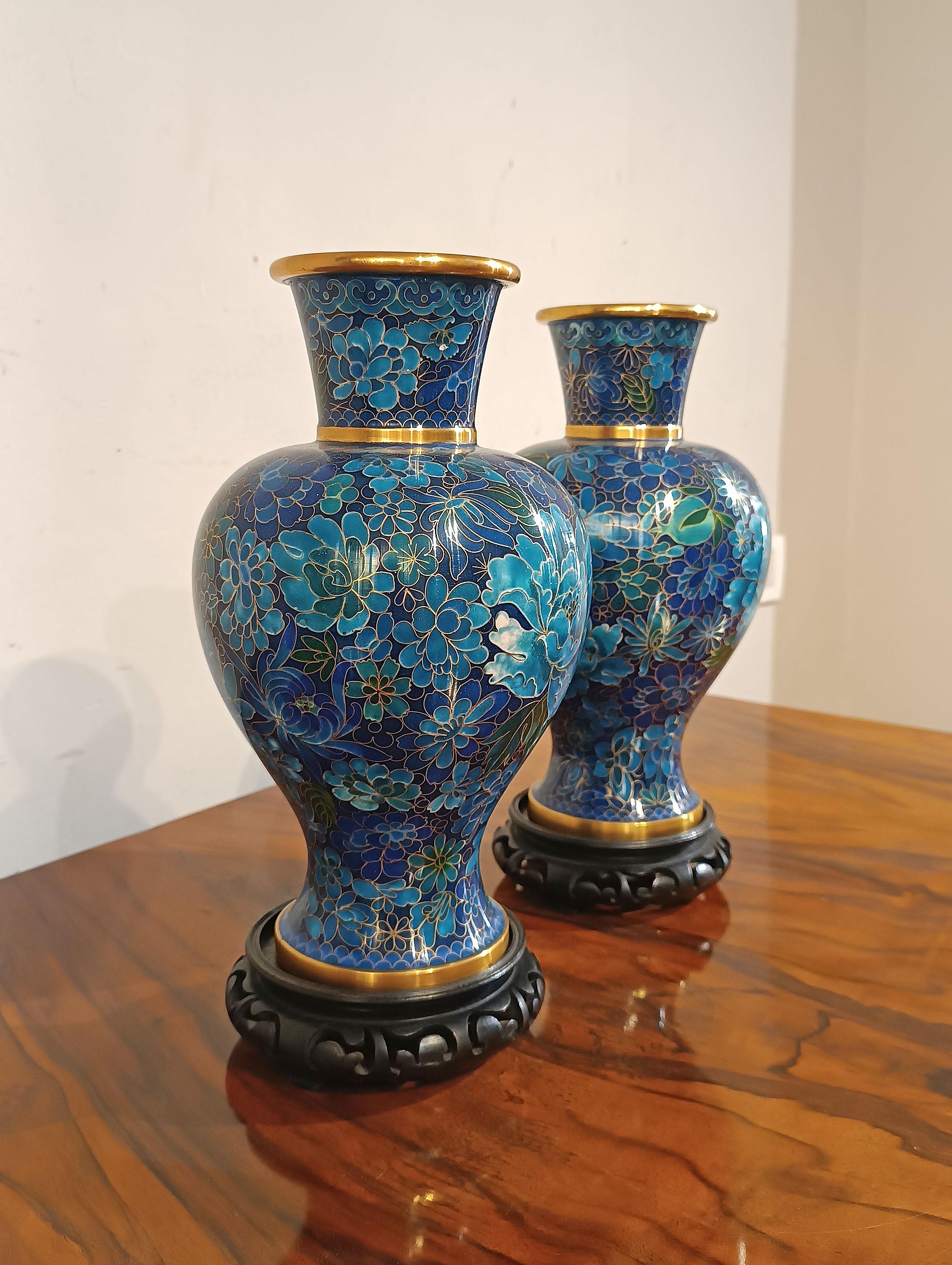 LATE 19th-EARLY 20th CENTURY PAIR OF CLOISONNÉ CHINESE VASES Chinese en venta