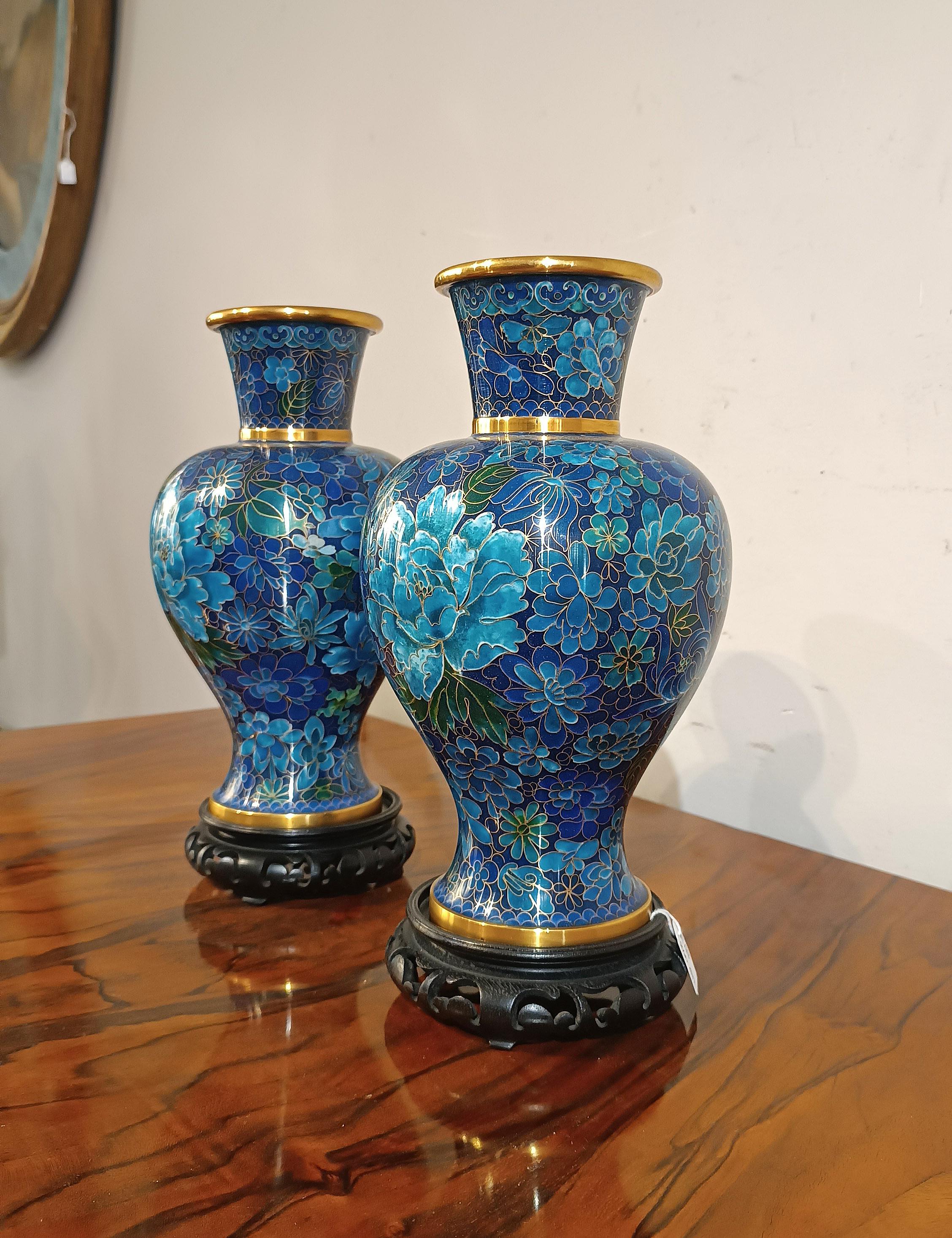 LATE 19th-EARLY 20th CENTURY PAIR OF CLOISONNÉ CHINESE VASES Ebonizado en venta