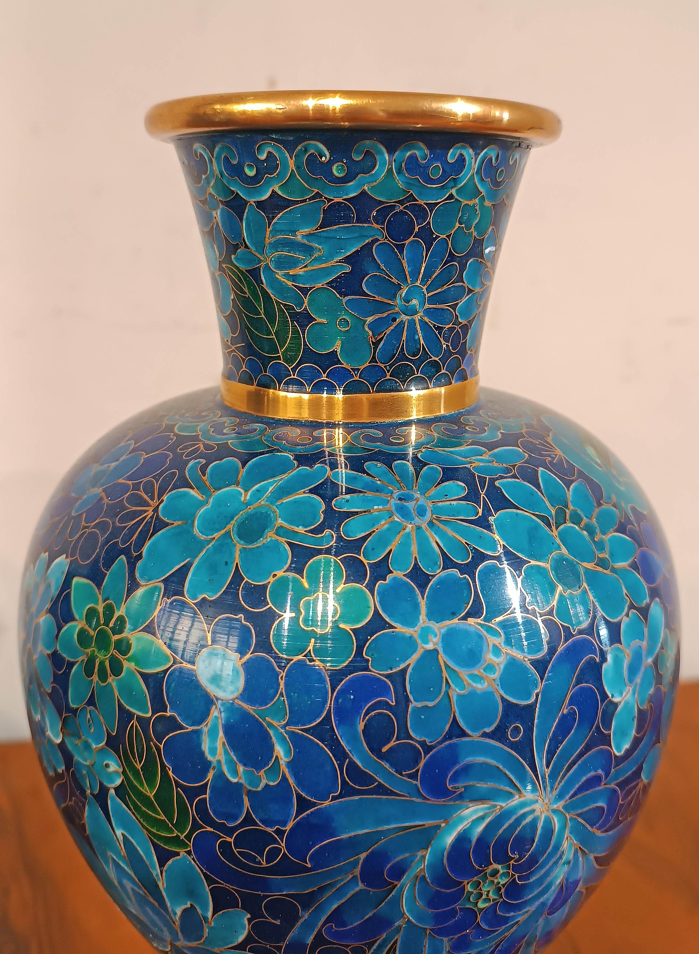 LATE 19th-EARLY 20th CENTURY PAIR OF CLOISONNÉ CHINESE VASES en venta 1