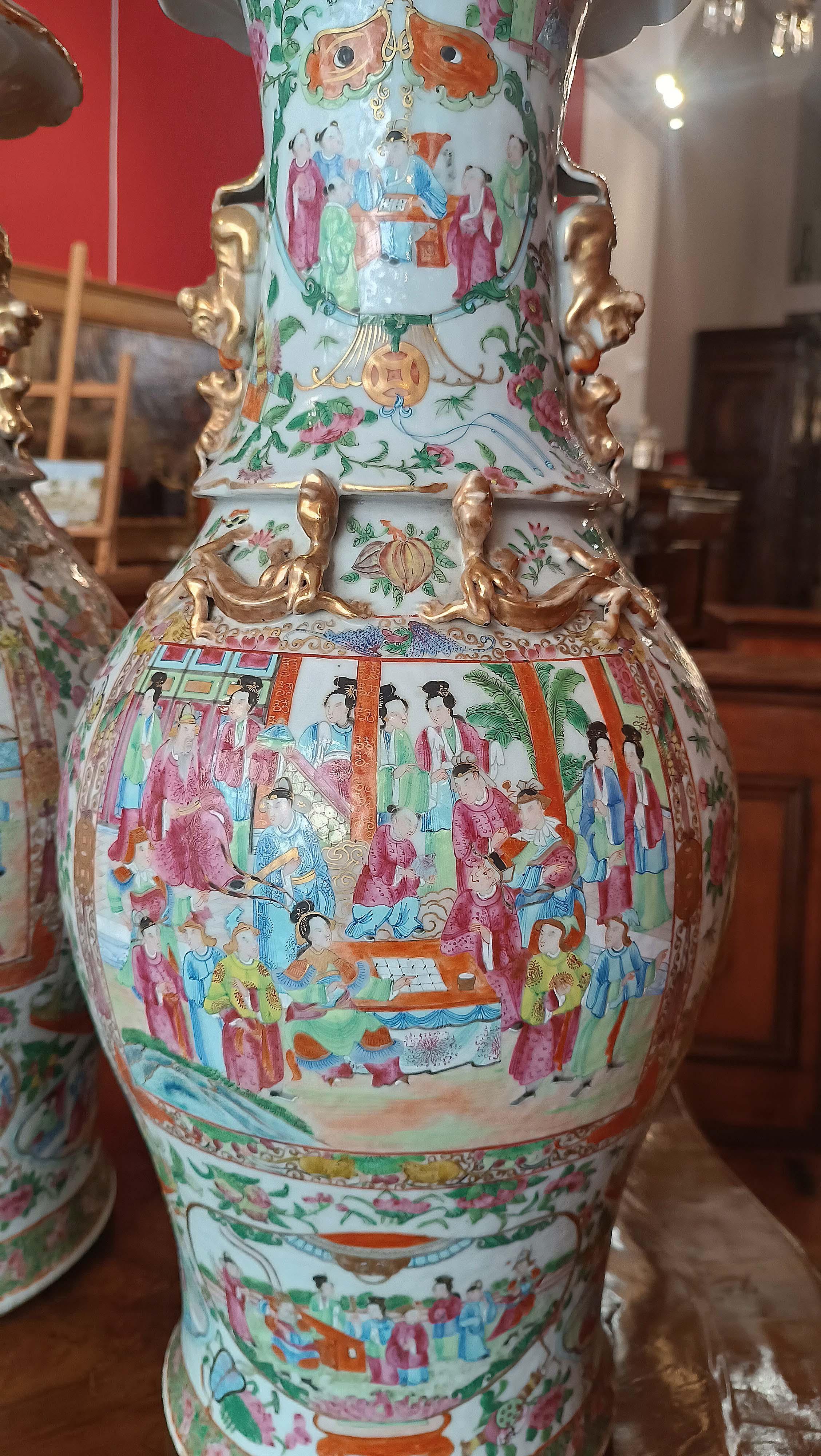 Dorato LATE 19th-EARLY 20th CENTURY PAIR OF LARGE CANTON VASES CHINA in vendita