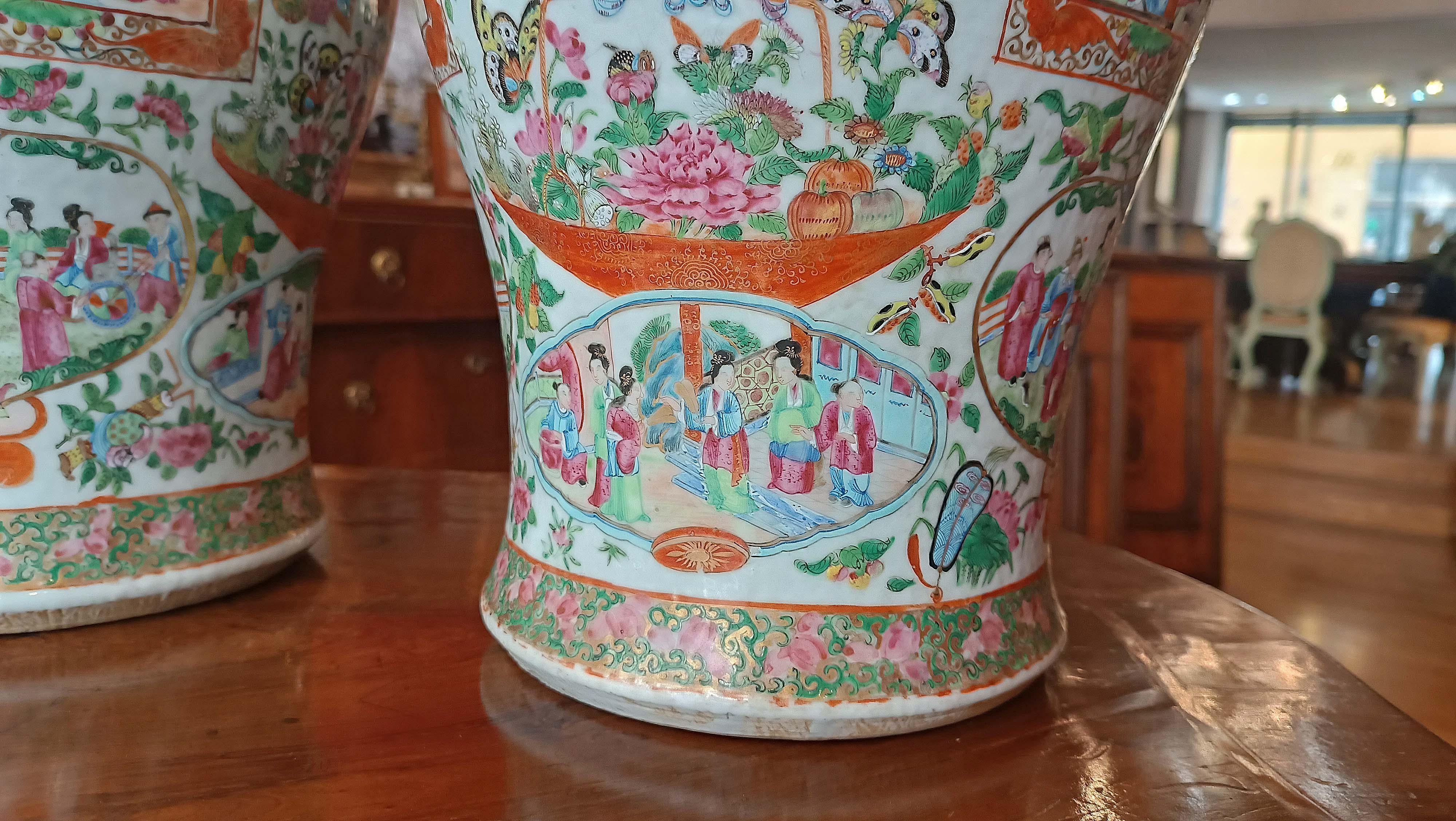 LATE 19th-EARLY 20th CENTURY PAIR OF LARGE CANTON VASES CHINA In condizioni buone in vendita a Firenze, FI