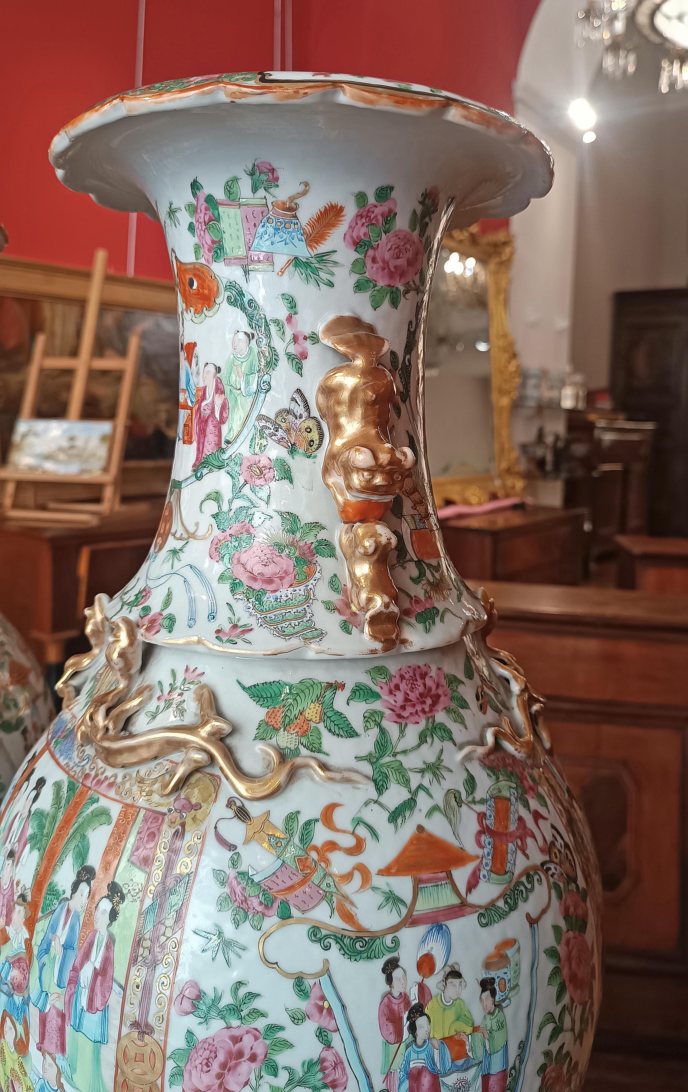 Porcellana LATE 19th-EARLY 20th CENTURY PAIR OF LARGE CANTON VASES CHINA in vendita
