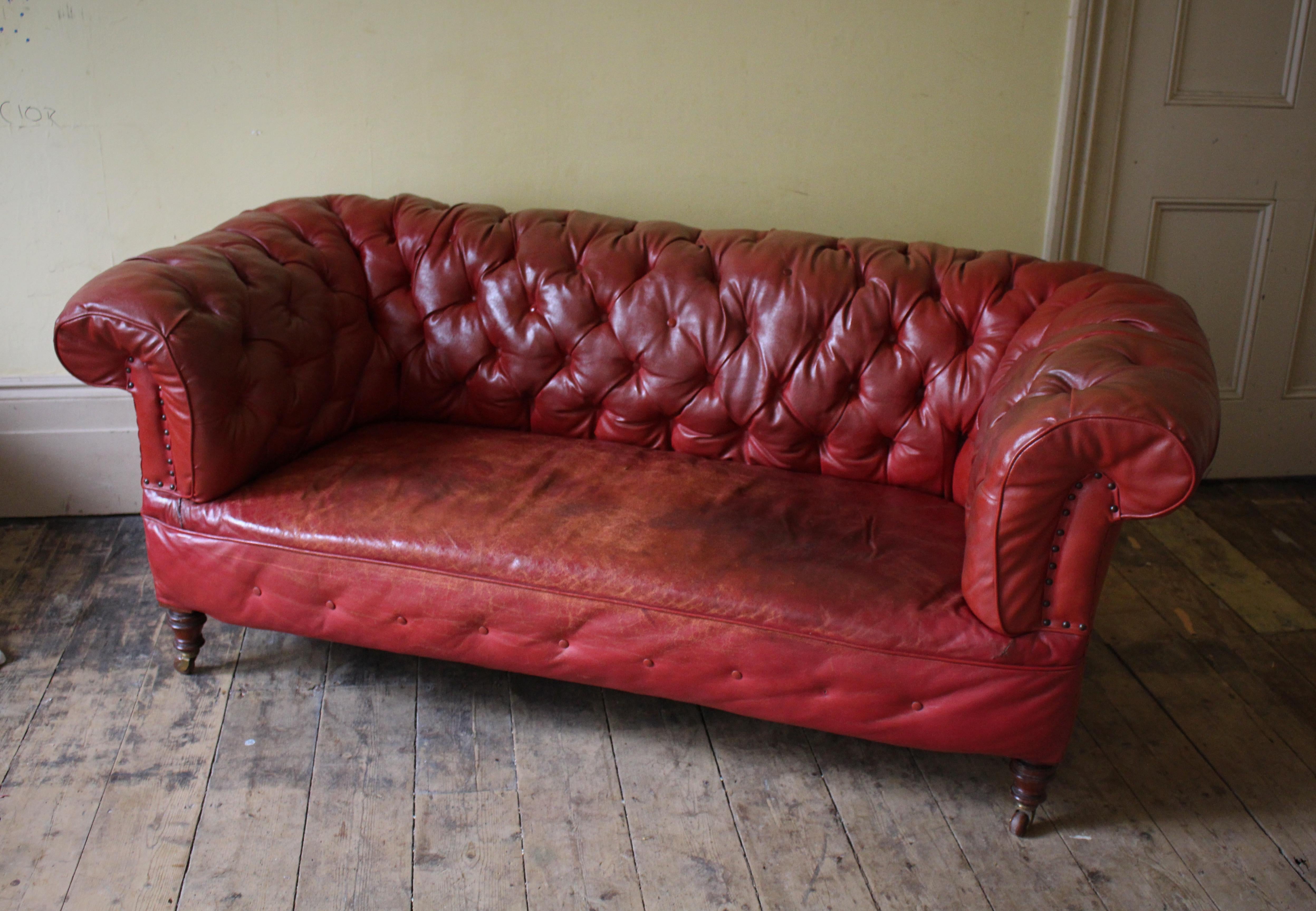 Ein hochwertiges Chesterfield-Sofa aus dem späten 19. und frühen 20. Jahrhundert im Landhausstil, das auf gedrechselten Hartholzbeinen mit Rollen aus Messing und Keramik steht. 

Das Sofa ist in einem fantastischen Zustand, der Rahmen ist solide,