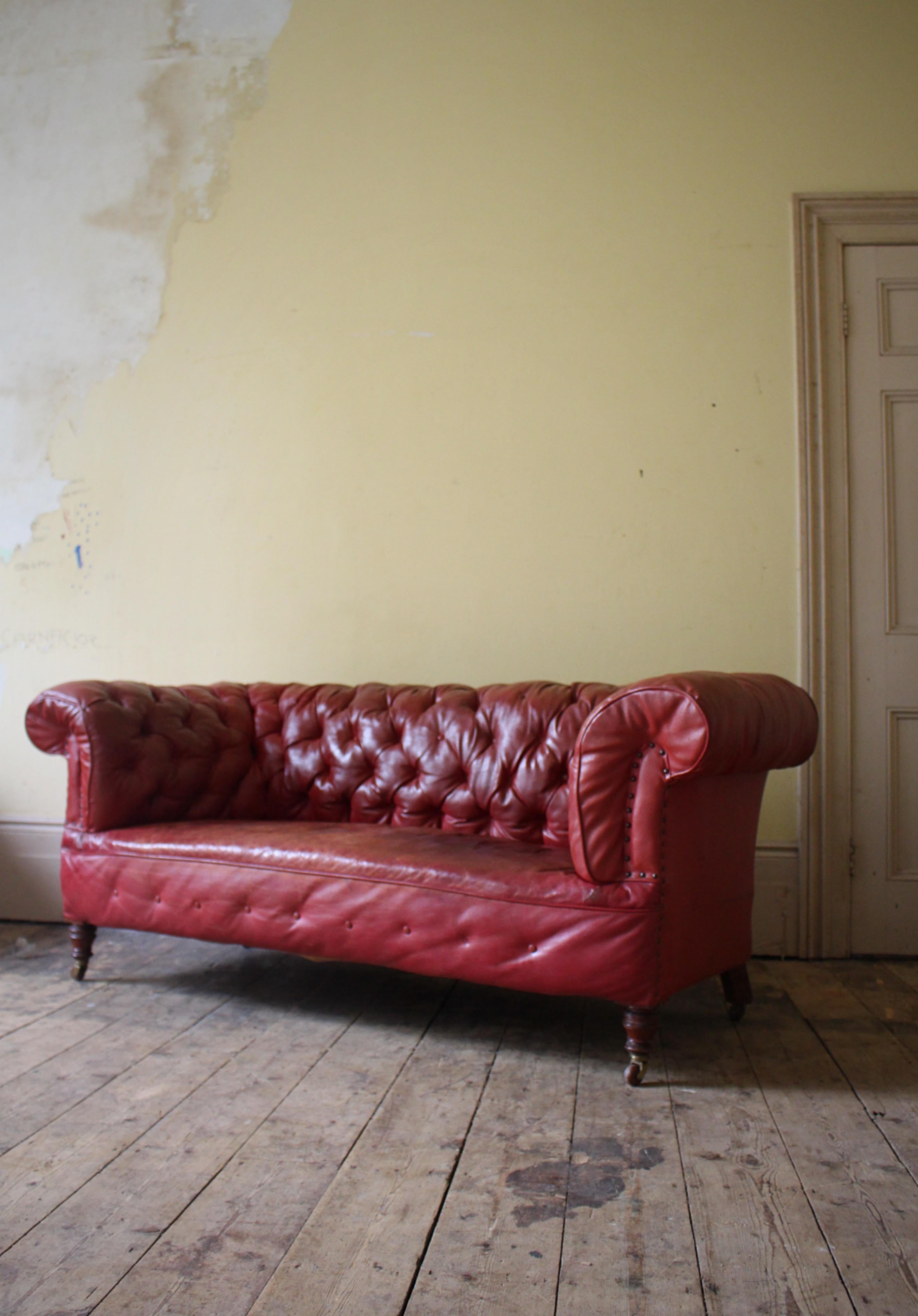 Ende 19. Anfang 20. Jahrhundert Rotes Leder Chesterfield Sofa Englisch Landhaus im Zustand „Gut“ im Angebot in Lowestoft, GB