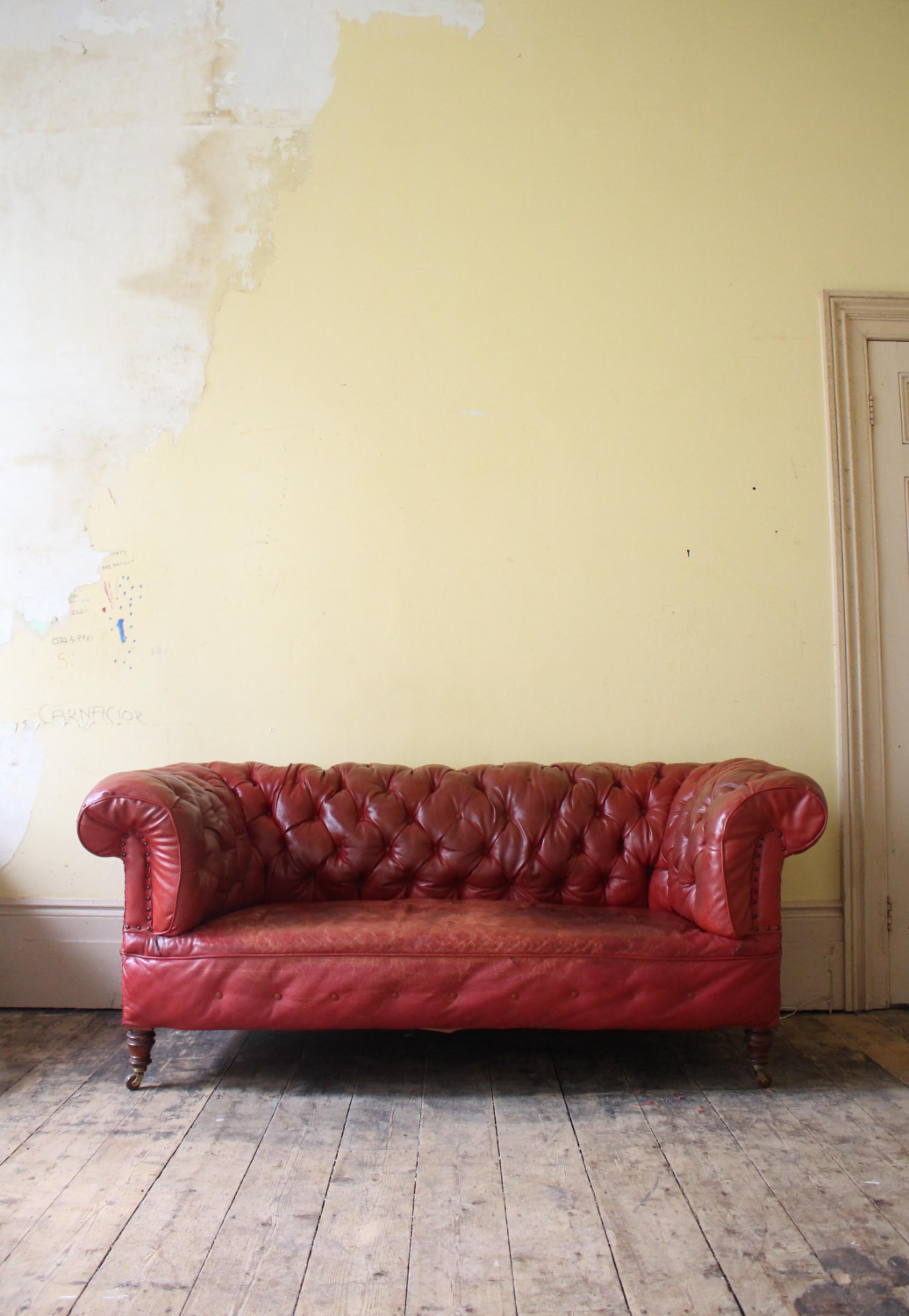 Ende 19. Anfang 20. Jahrhundert Rotes Leder Chesterfield Sofa Englisch Landhaus (19. Jahrhundert) im Angebot
