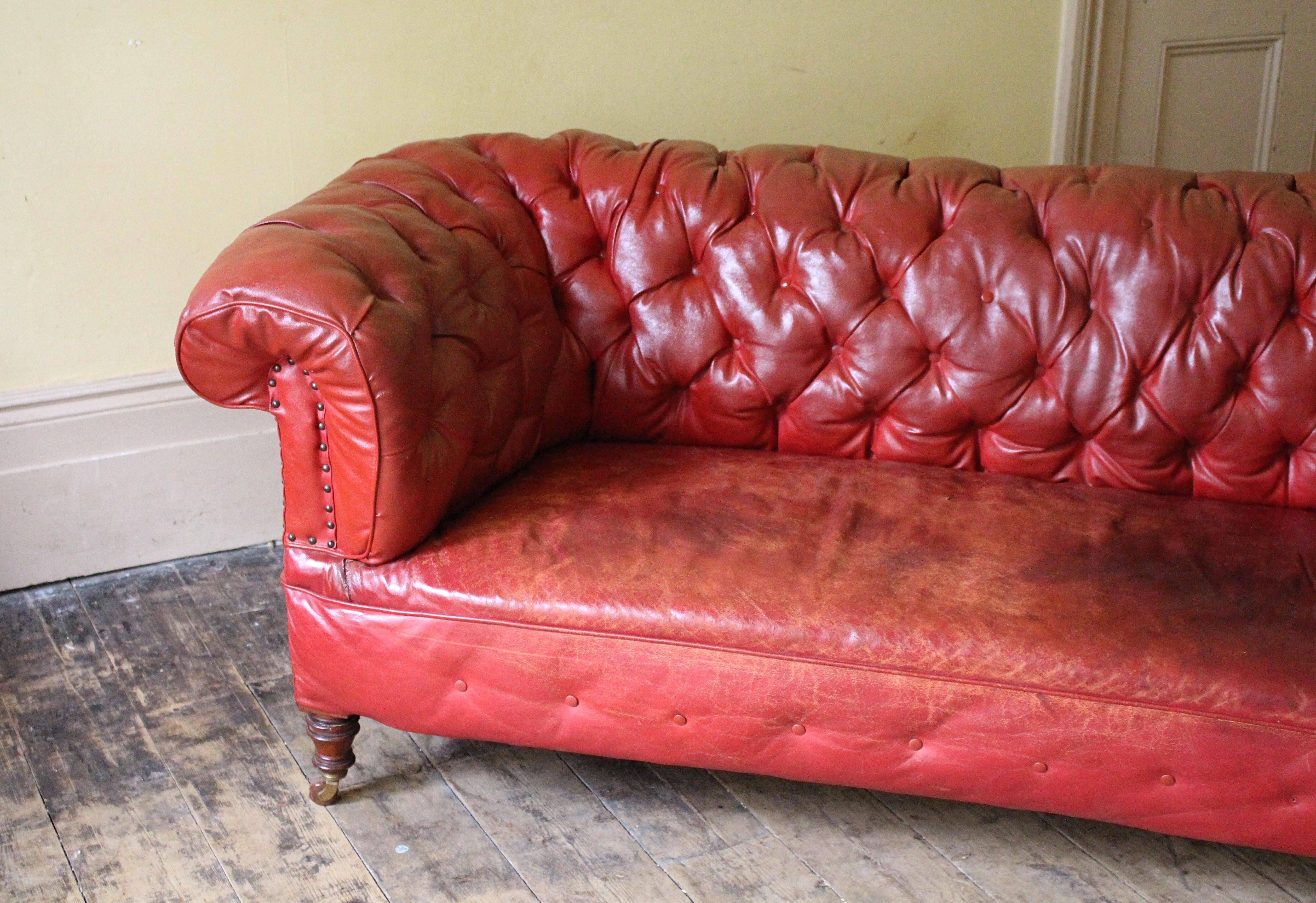 Ende 19. Anfang 20. Jahrhundert Rotes Leder Chesterfield Sofa Englisch Landhaus im Angebot 1