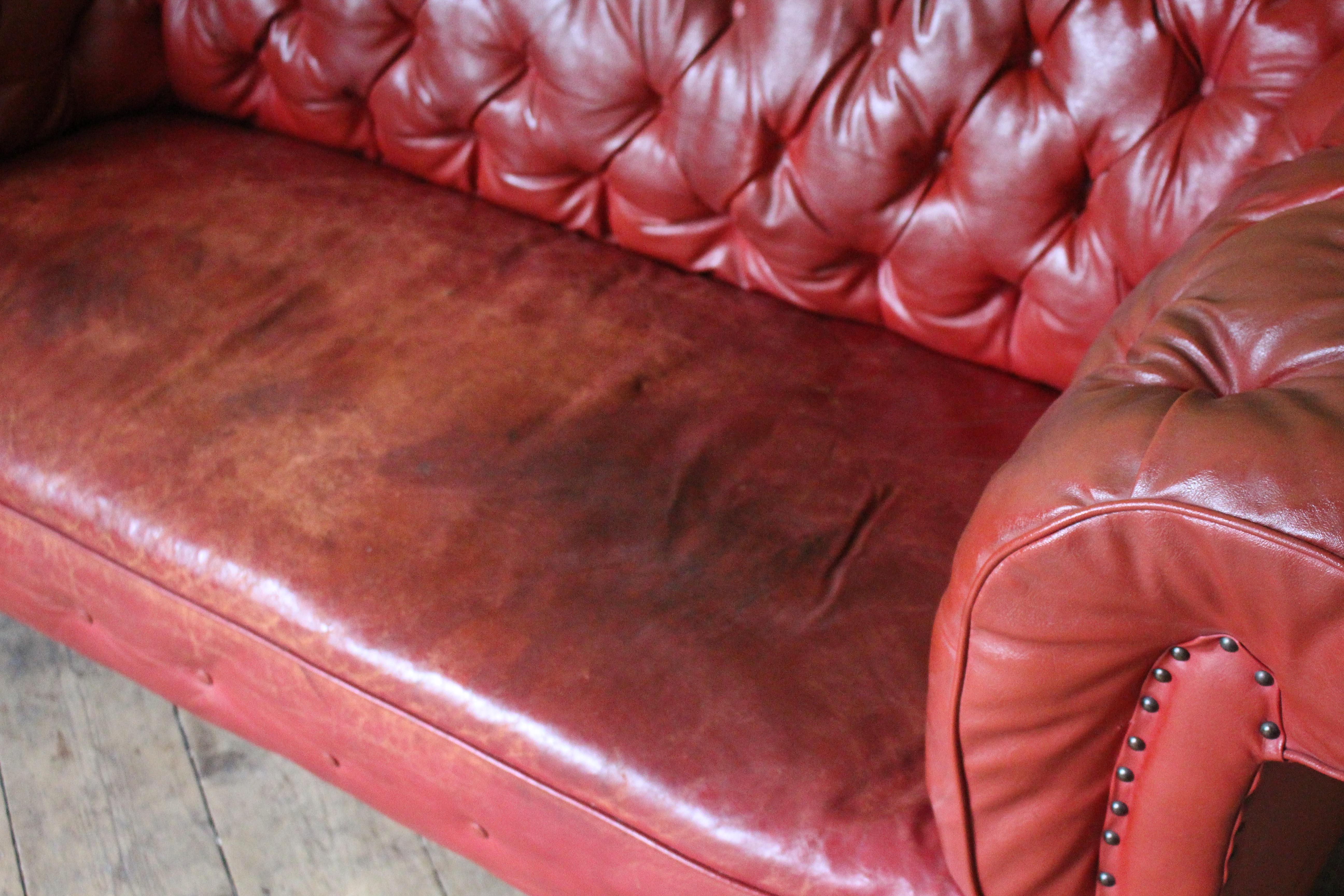 Ende 19. Anfang 20. Jahrhundert Rotes Leder Chesterfield Sofa Englisch Landhaus im Angebot 2