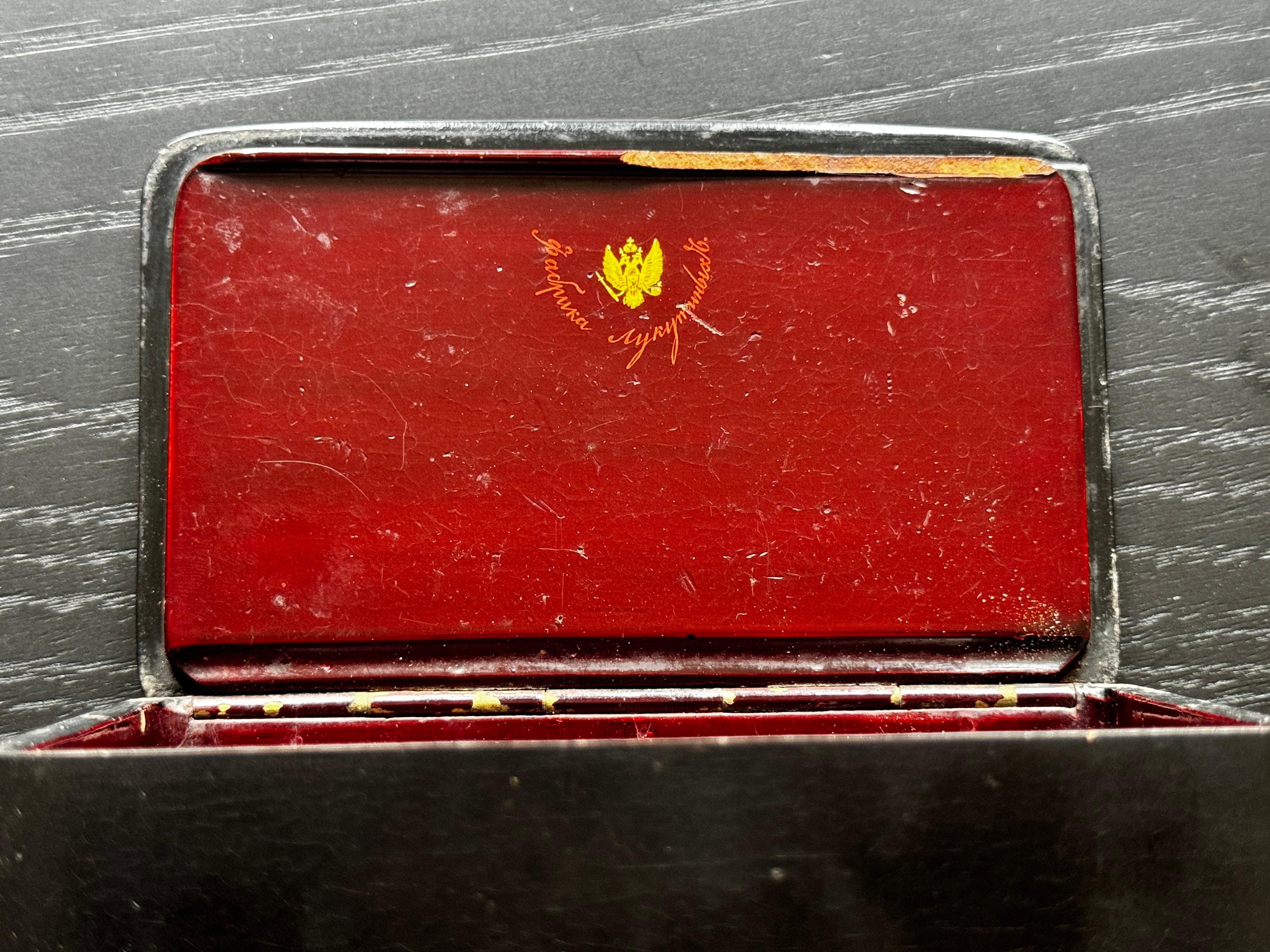 19th Century Late 19th - Early 20th Century Russian Lacquered Paper Mache Snuff Box For Sale