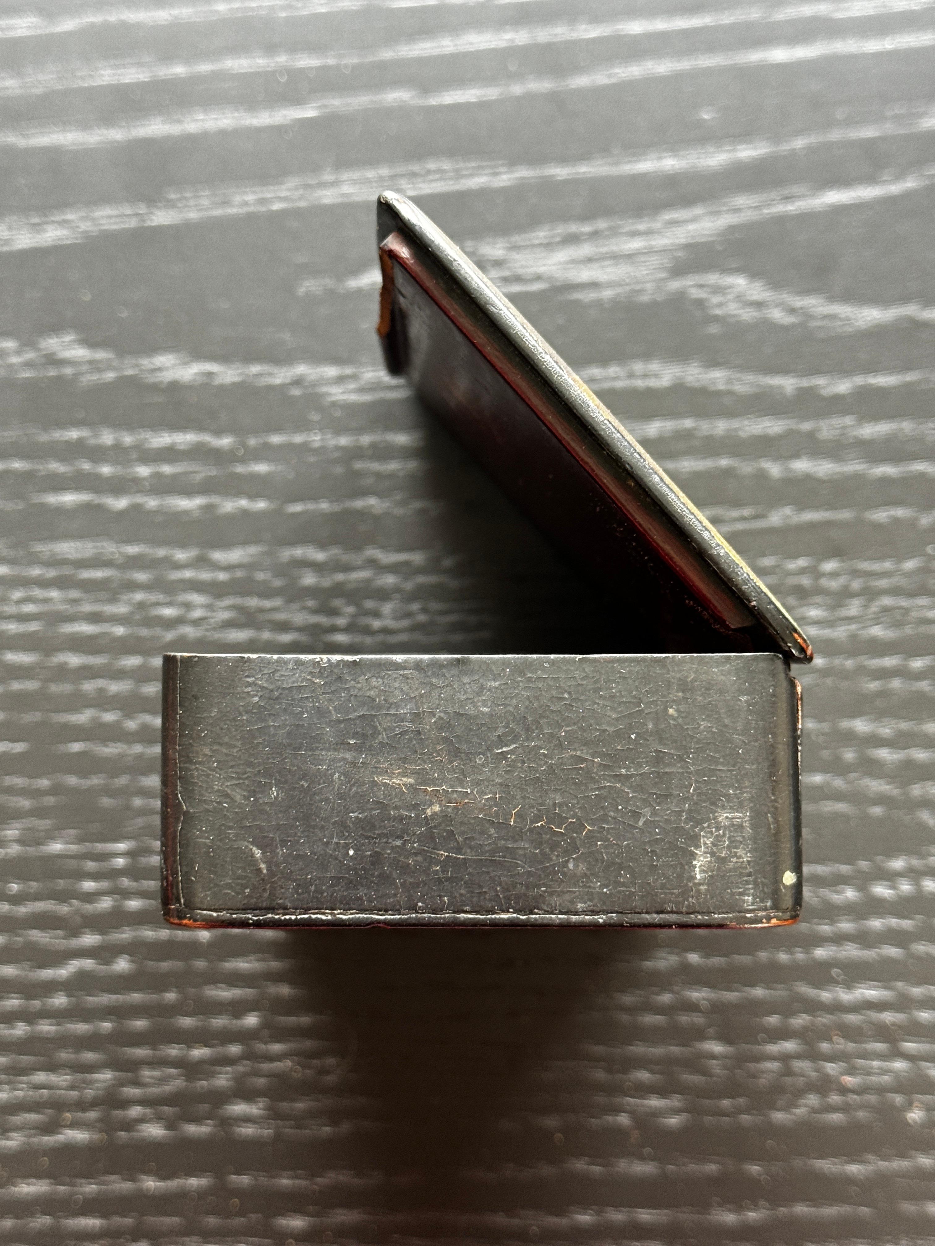 Late 19th - Early 20th Century Russian Lacquered Paper Mache Snuff Box For Sale 1