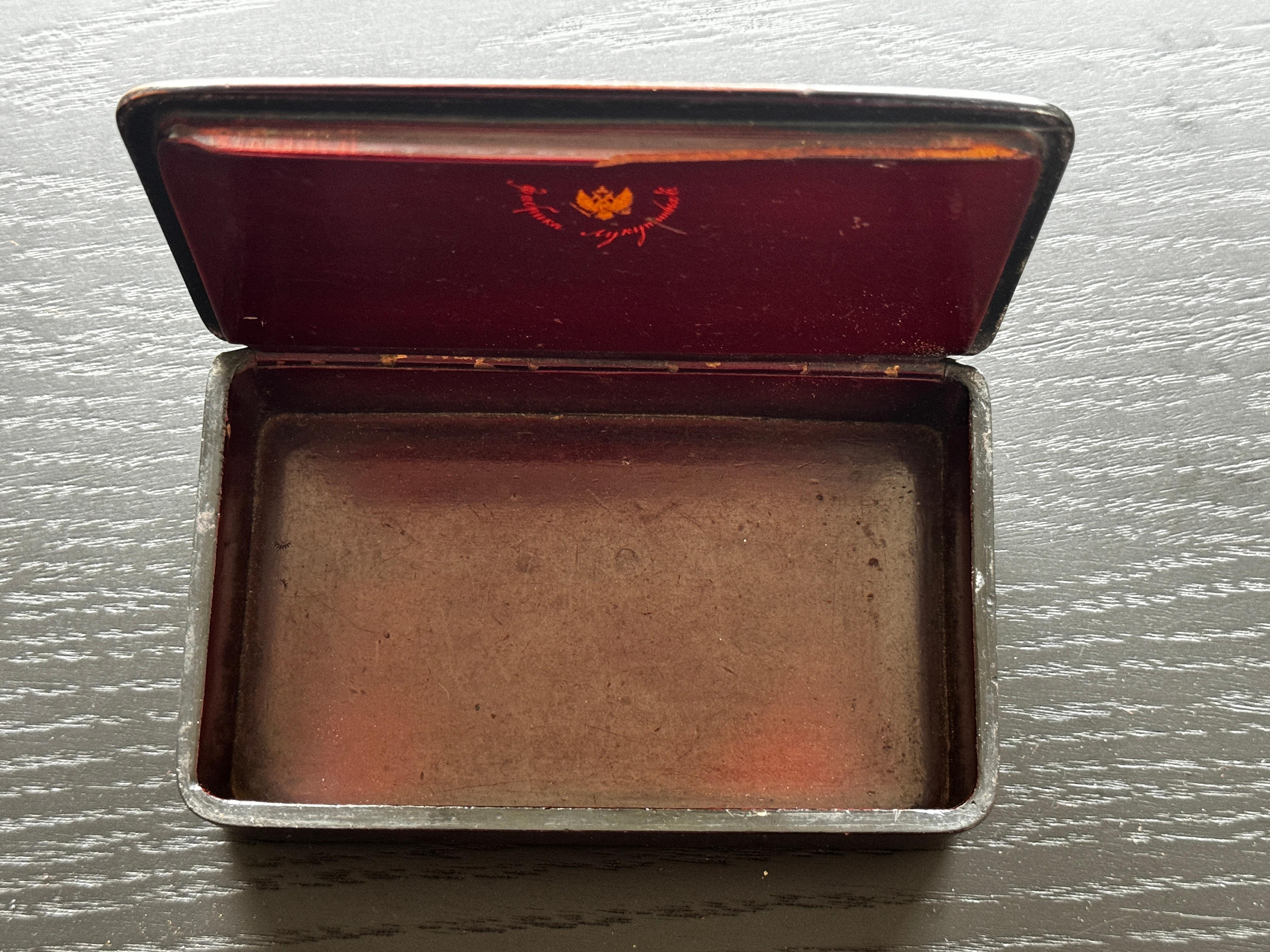 Late 19th - Early 20th Century Russian Lacquered Paper Mache Snuff Box For Sale 2