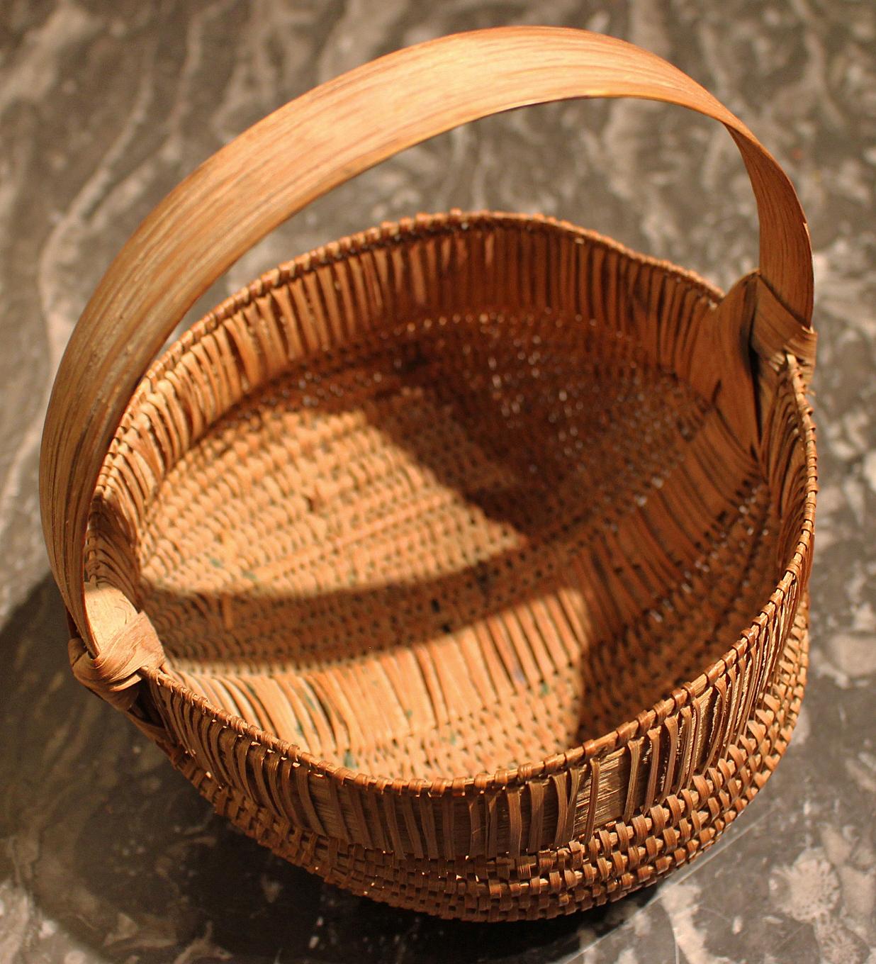 Una cesta diminuta de excelente calidad con forma de riñón - estilo astilla del Sur de Estados Unidos. Finales del siglo XIX - principios del XX. Férulas envueltas exquisitamente.
6