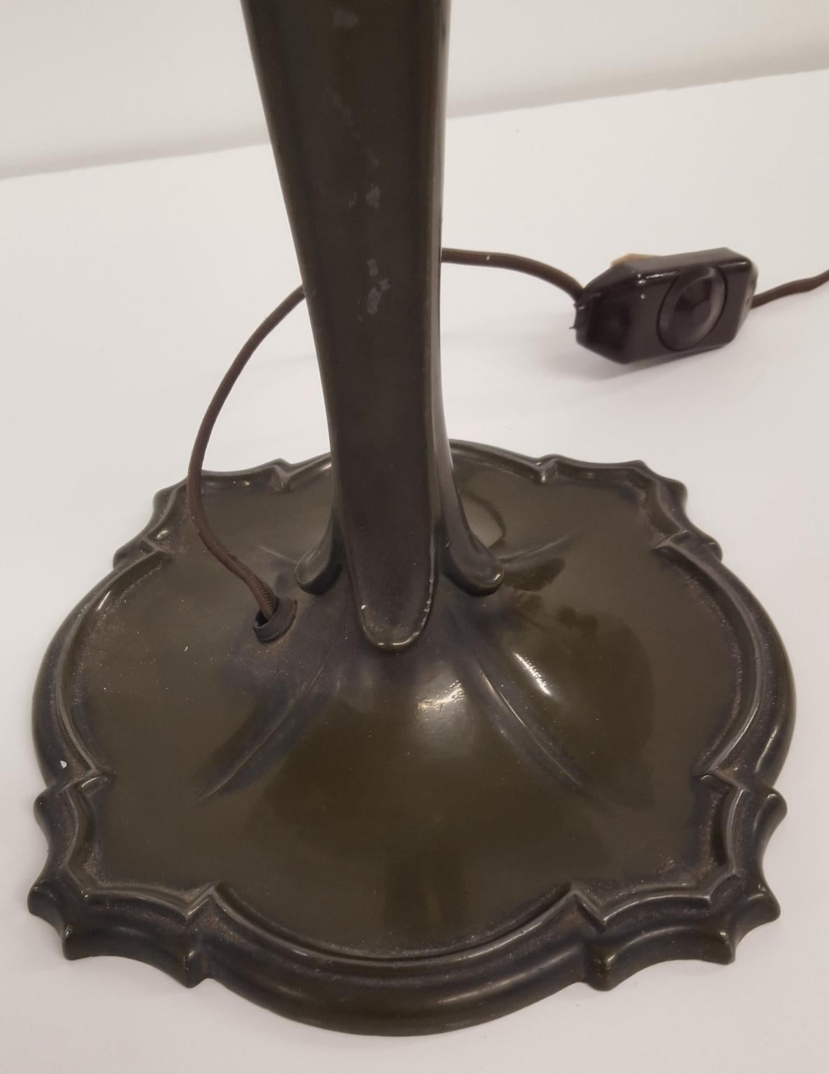  Tischlampe aus dem frühen 20. Jahrhundert mit Glas und durchbrochenem Metallschirm (Arts and Crafts) im Angebot