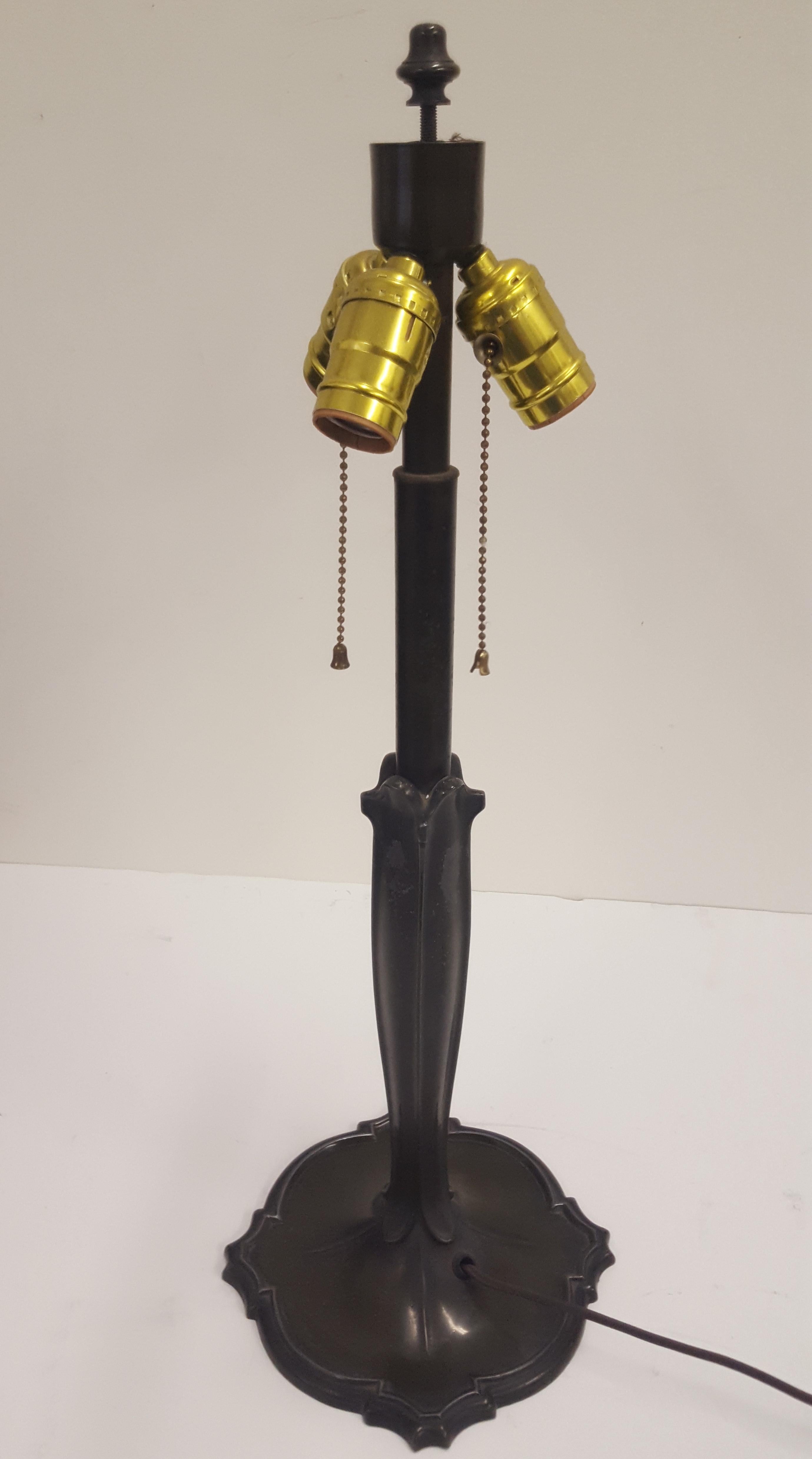  Tischlampe aus dem frühen 20. Jahrhundert mit Glas und durchbrochenem Metallschirm (Metallarbeit) im Angebot