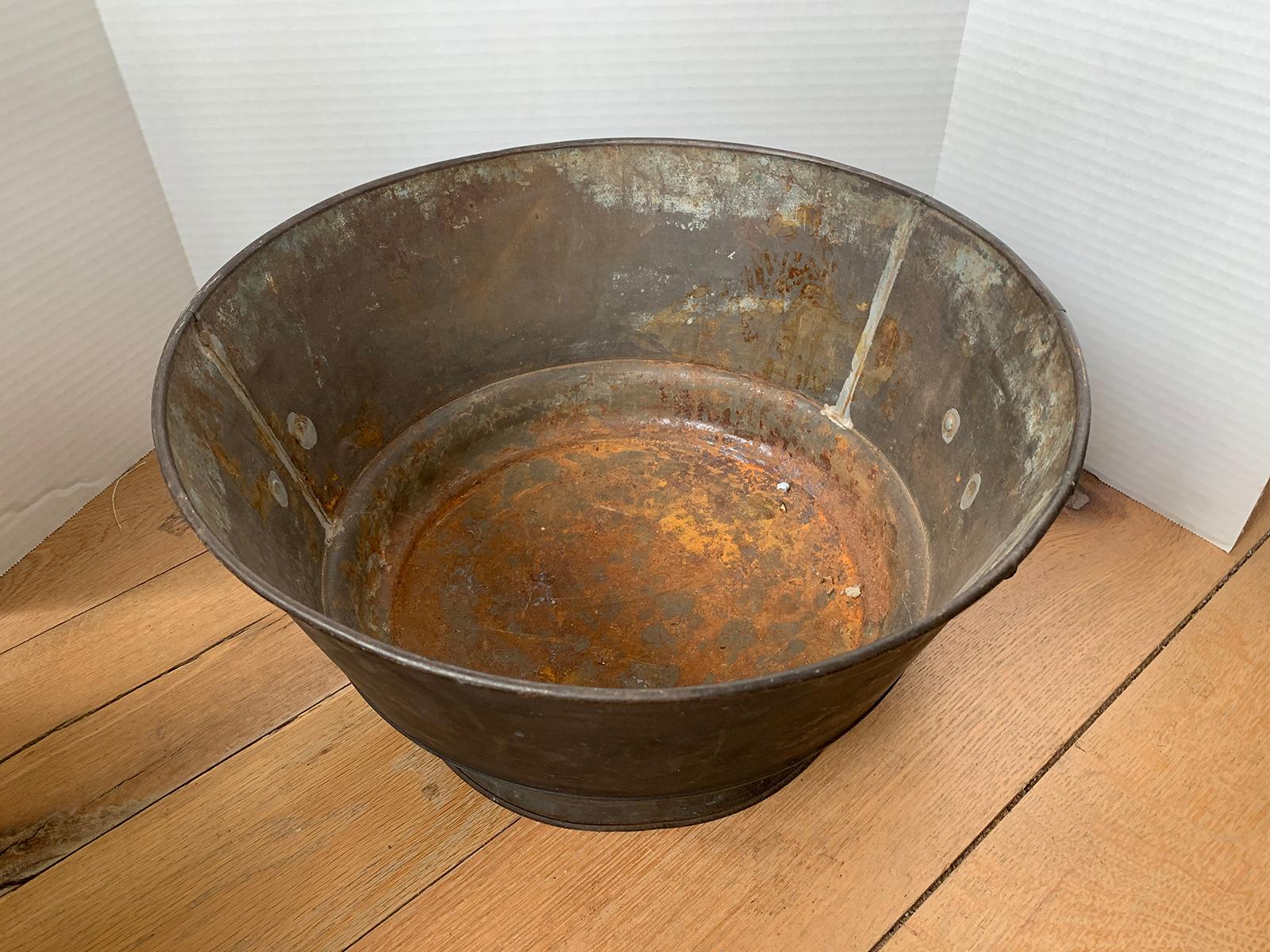 Late 19th-Early 20th Century Tole Container In Good Condition For Sale In Atlanta, GA