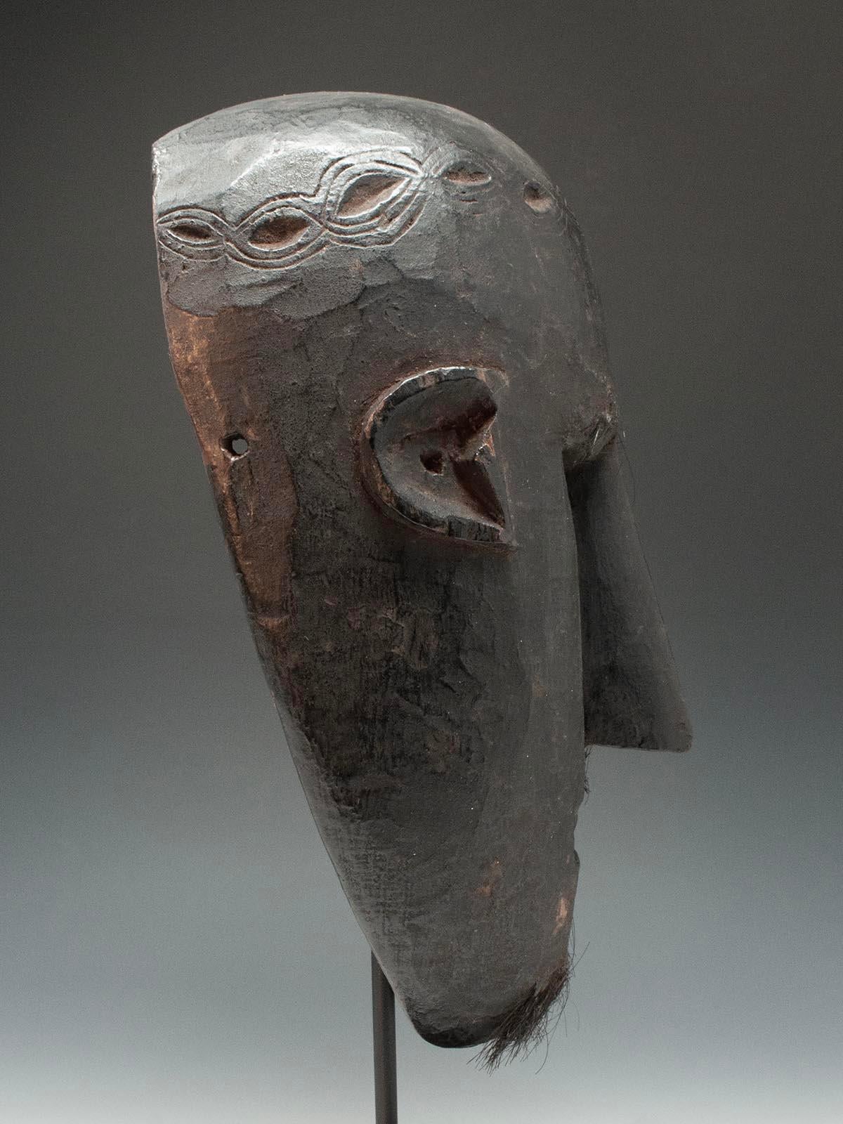 Sculpté à la main Masque tribal de la fin du XIXe siècle-début du XXe siècle, ouest du Népal en vente