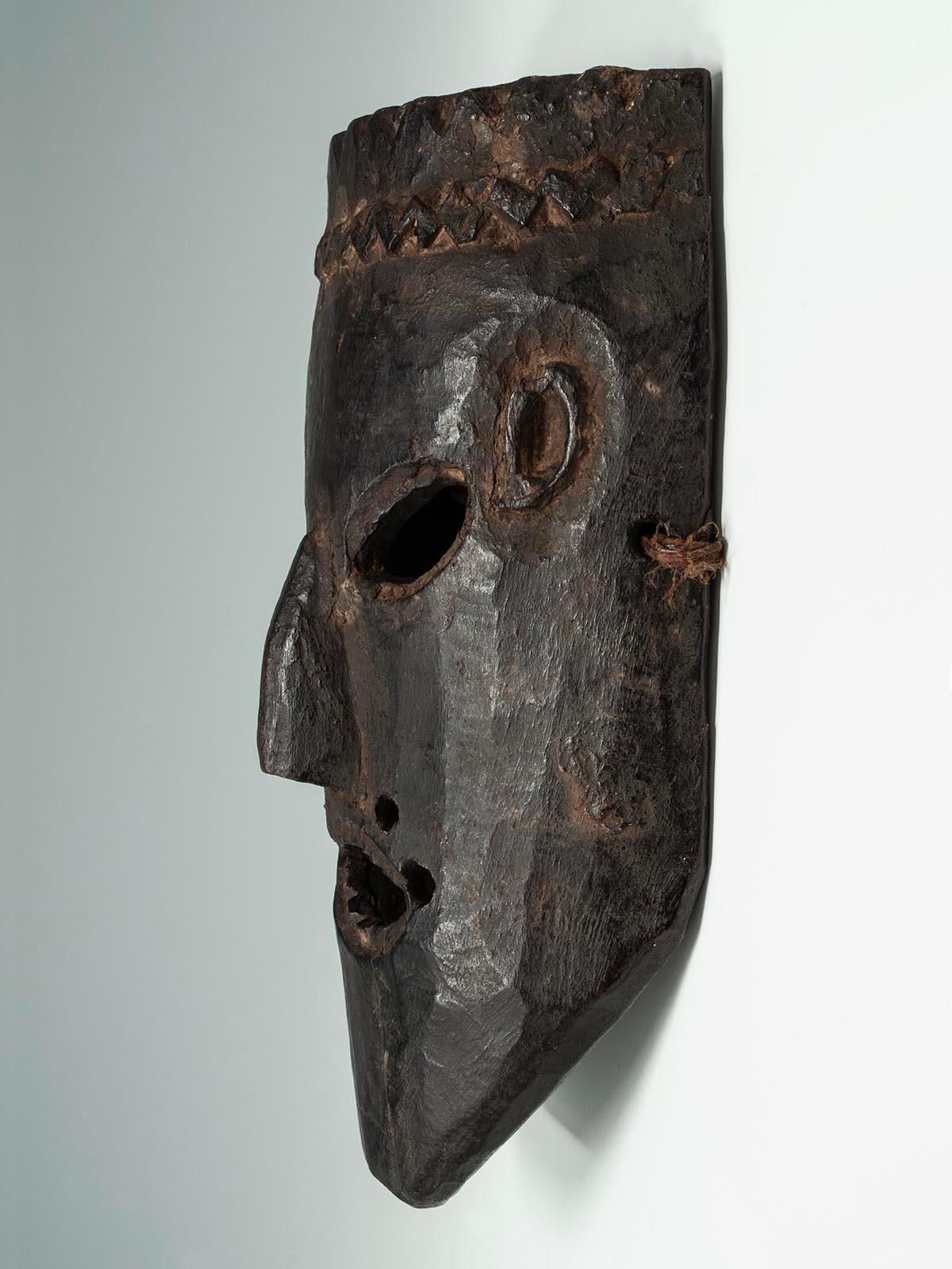 Sculpté à la main Masque tribal de la fin du XIXe siècle-début du XXe siècle, ouest du Népal en vente