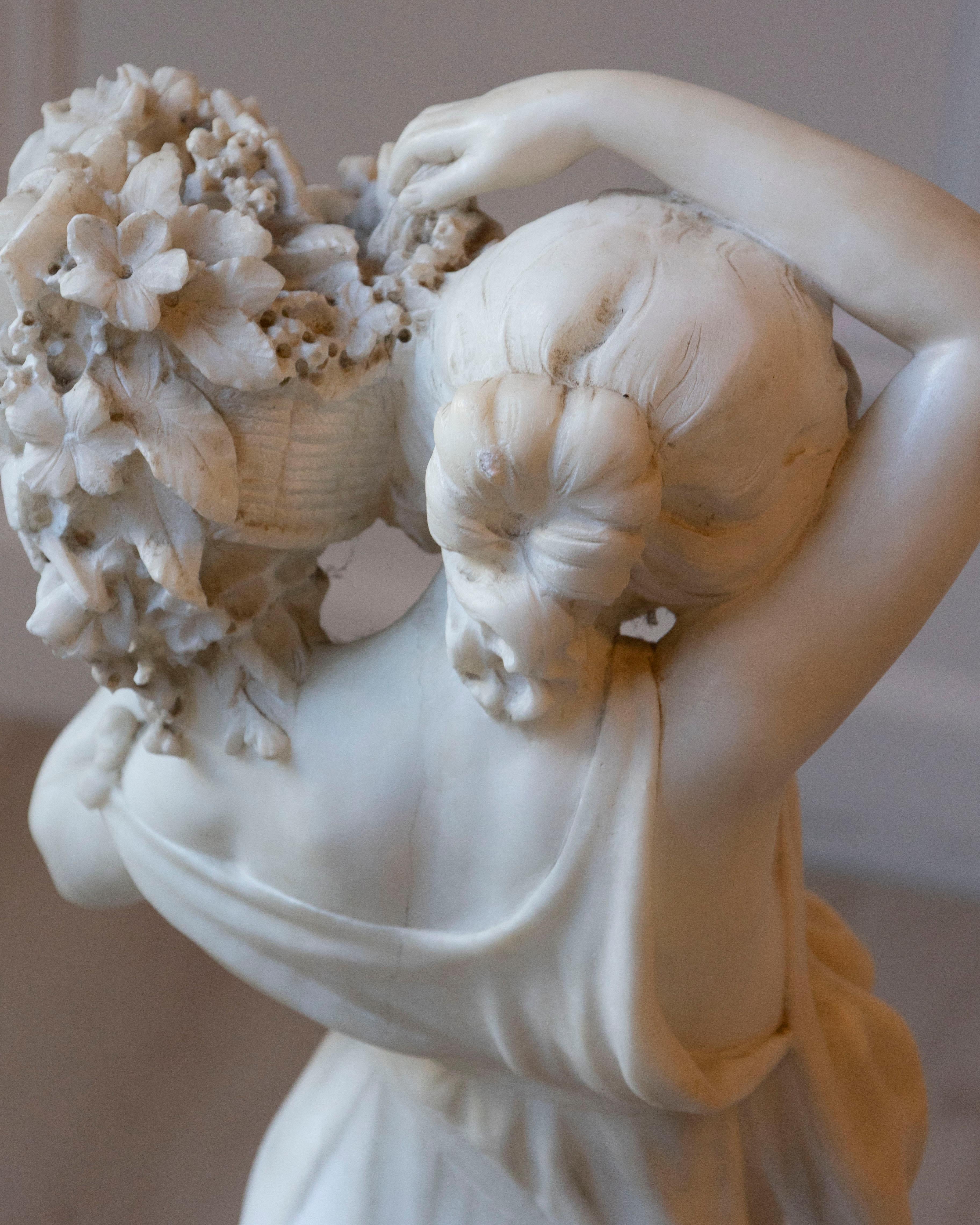 Figura di ragazza in fiore in alabastro di Volterra della fine del XIX secolo/inizio XX secolo in vendita 9